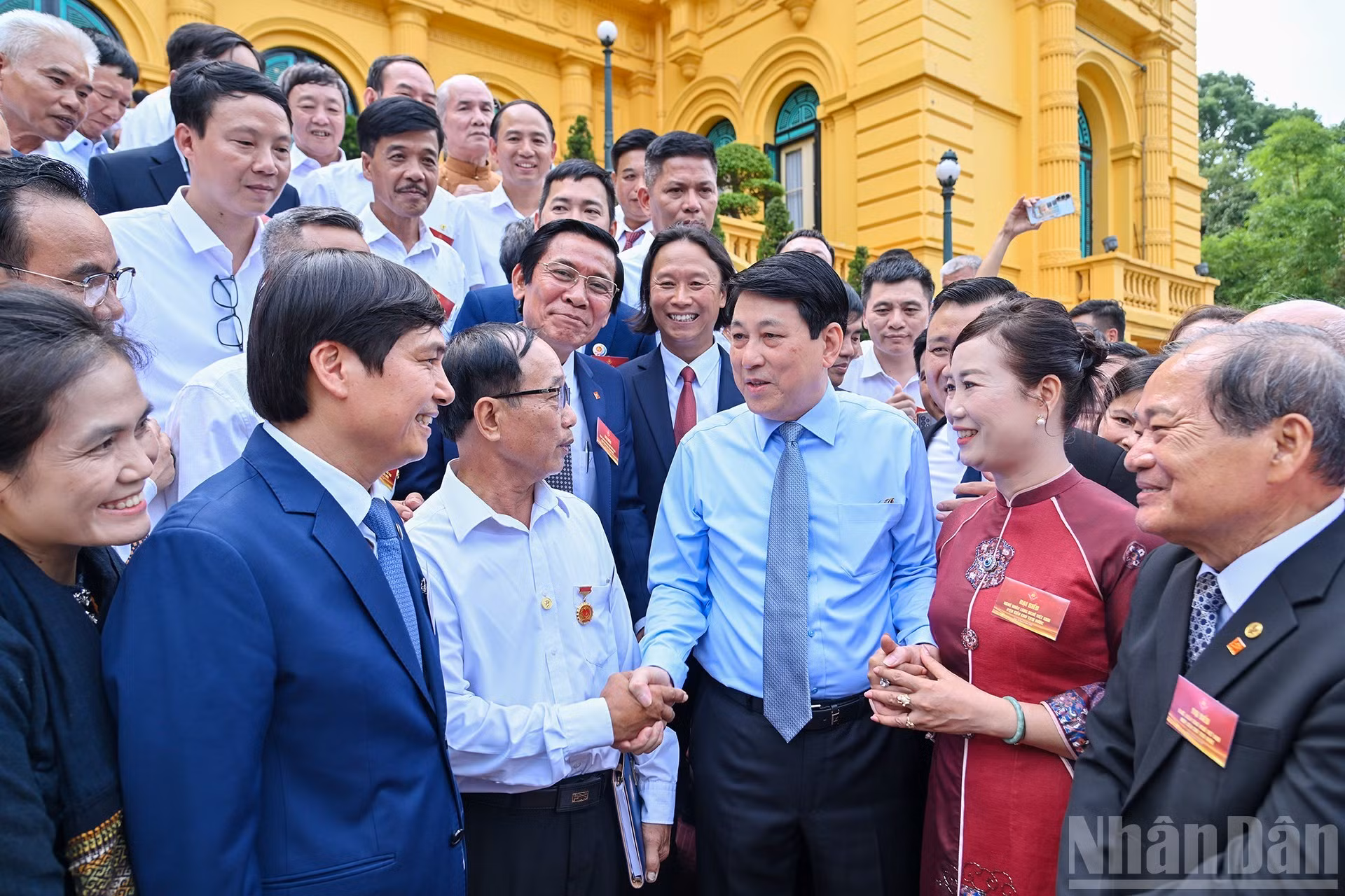 El presidente Luong Cuong y los destacados artesanos de todo el país y otros delegados en el encuentro.