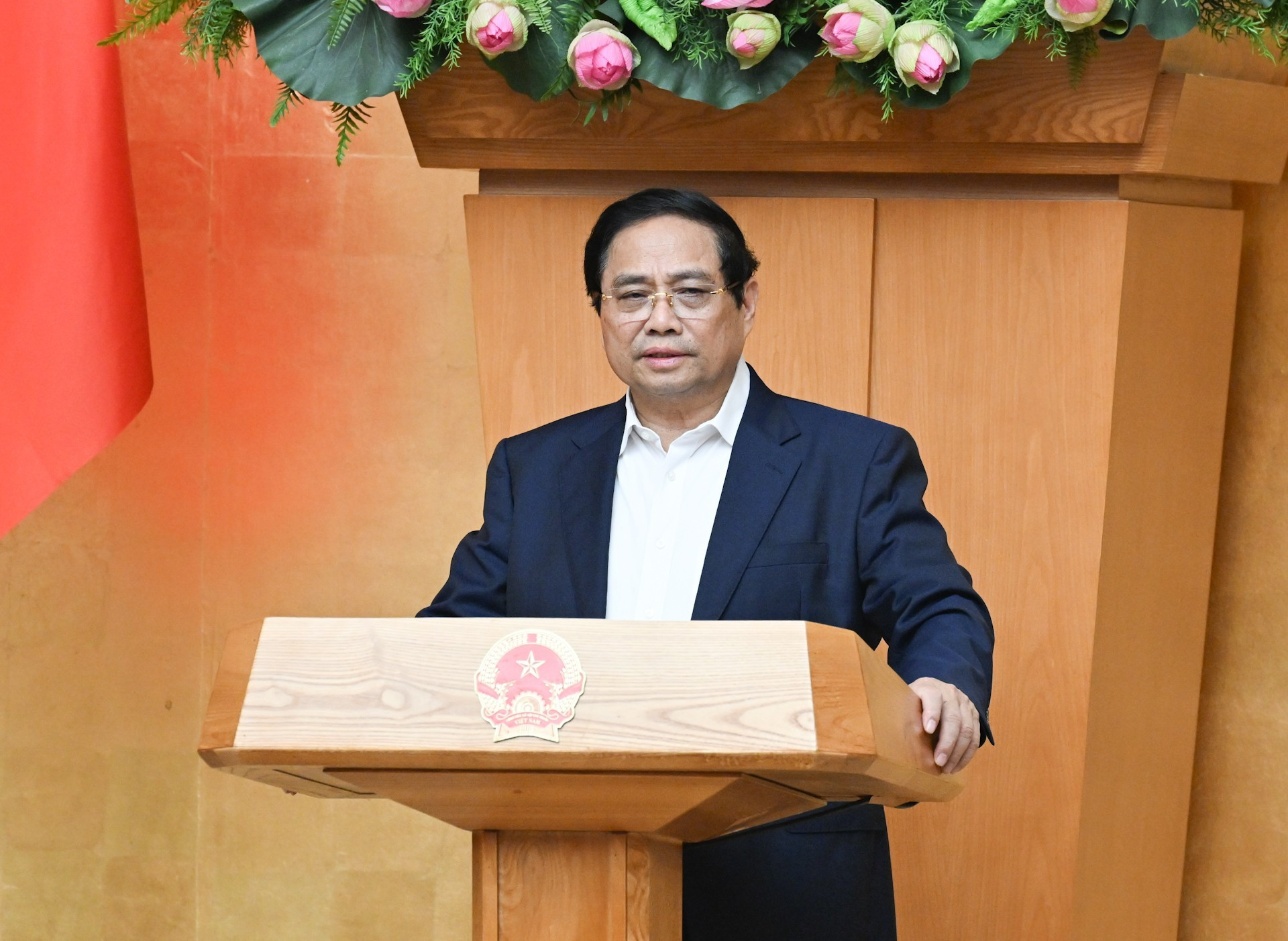 El primer ministro Pham Minh Chinh interviene en la reunión.