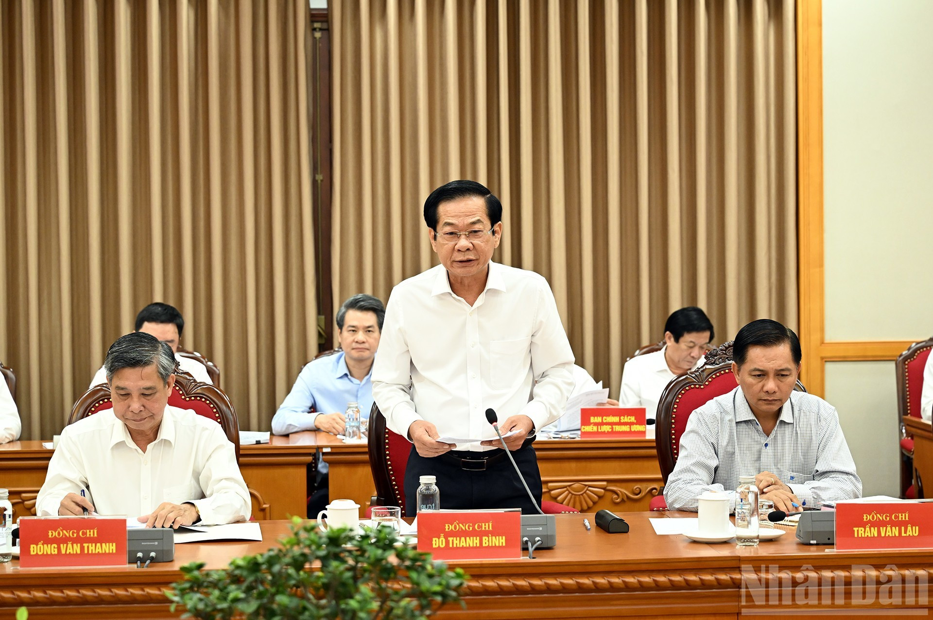 El secretario del Comité del Partido de la ciudad de Can Tho, Do Thanh Binh, presenta un informe. El secretario del Comité del Partido de la ciudad de Can Tho, Do Thanh Binh, presenta un informe.
