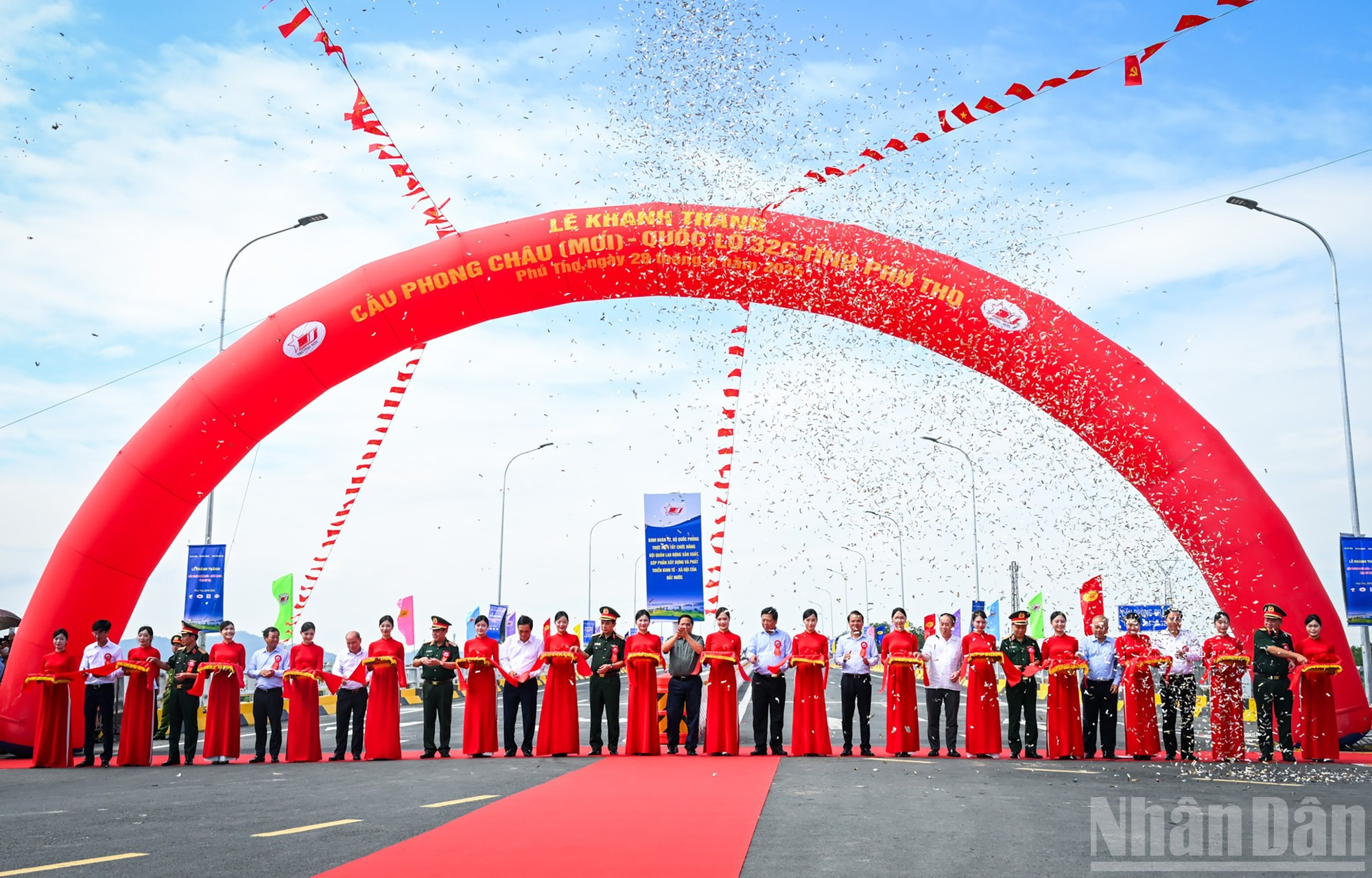 El primer ministro Pham Minh Chinh asiste a la ceremonia de inauguración del viaducto. El primer ministro Pham Minh Chinh asiste a la ceremonia de inauguración del viaducto.