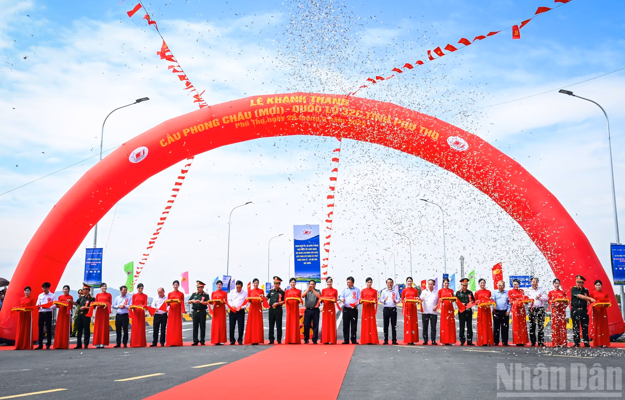 El primer ministro Pham Minh Chinh asiste a la ceremonia de inauguración del viaducto.