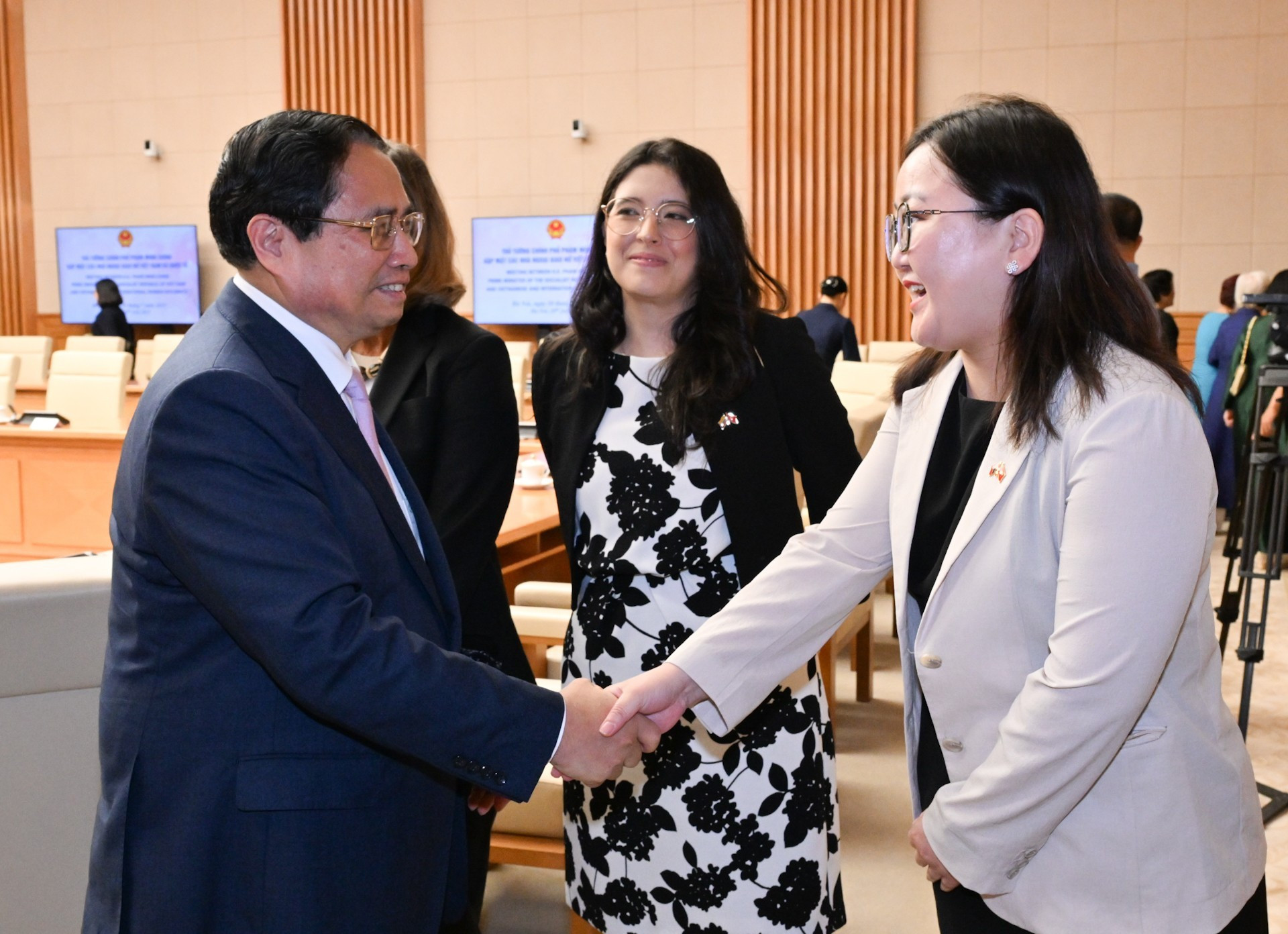 El primer ministro Pham Minh Chinh y diplomáticas vietnamitas e internacionales. El primer ministro Pham Minh Chinh y diplomáticas vietnamitas e internacionales.