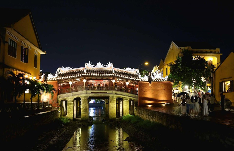 El Puente Japonés, símbolo de Hoi An, es un claro testimonio del singular intercambio cultural entre Vietnam, China y Japón desde la época del puerto comercial. (Foto: VNA)