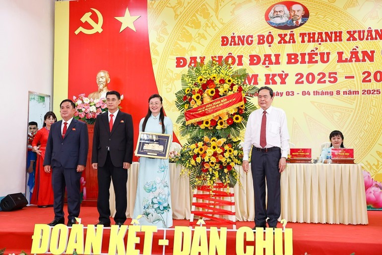 El presidente de la ANV, Tran Thanh Man, entrega flores de felicitación al Congreso. (Foto: VNA)