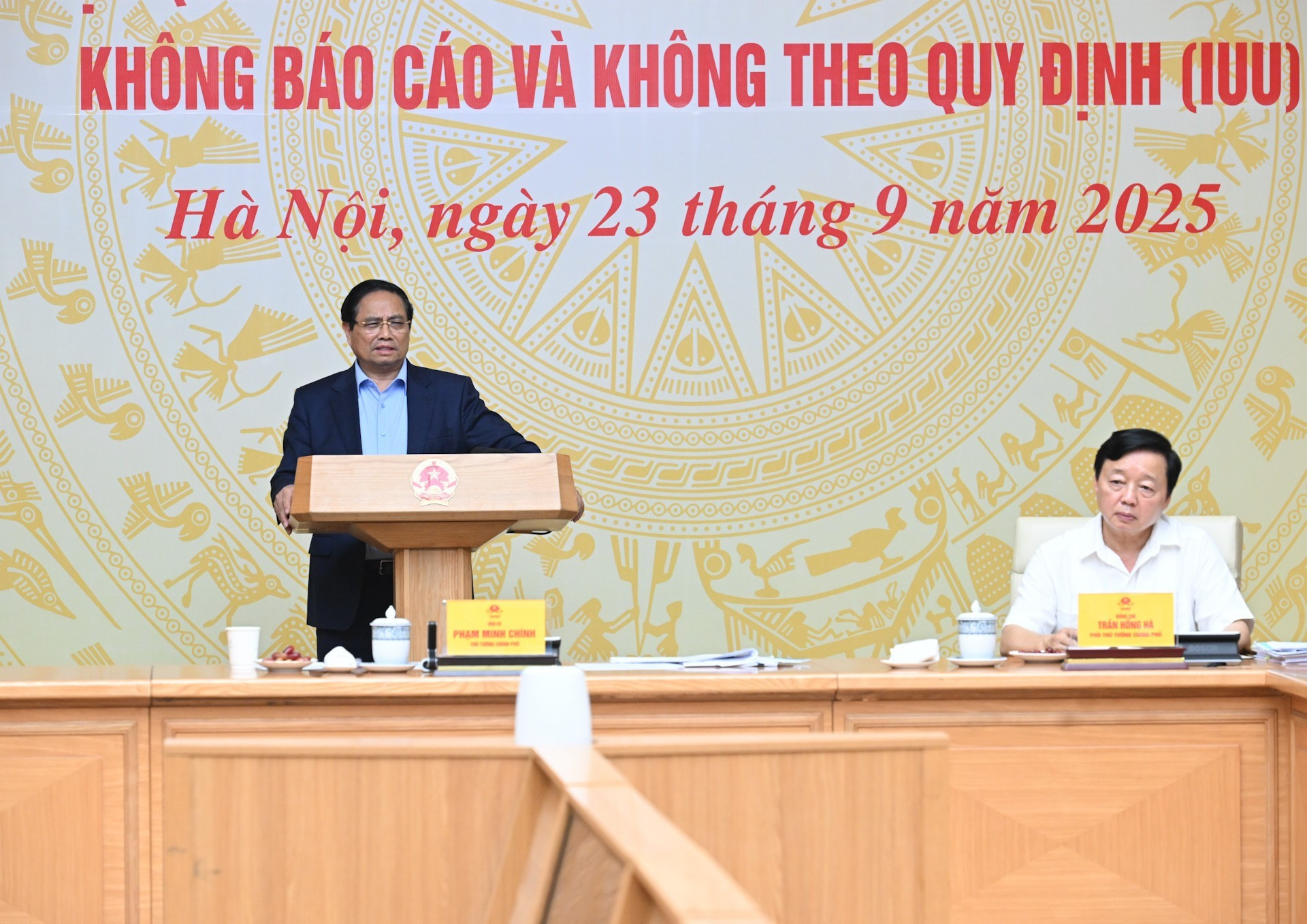 El primer ministro Pham Minh Chinh preside la reunión.