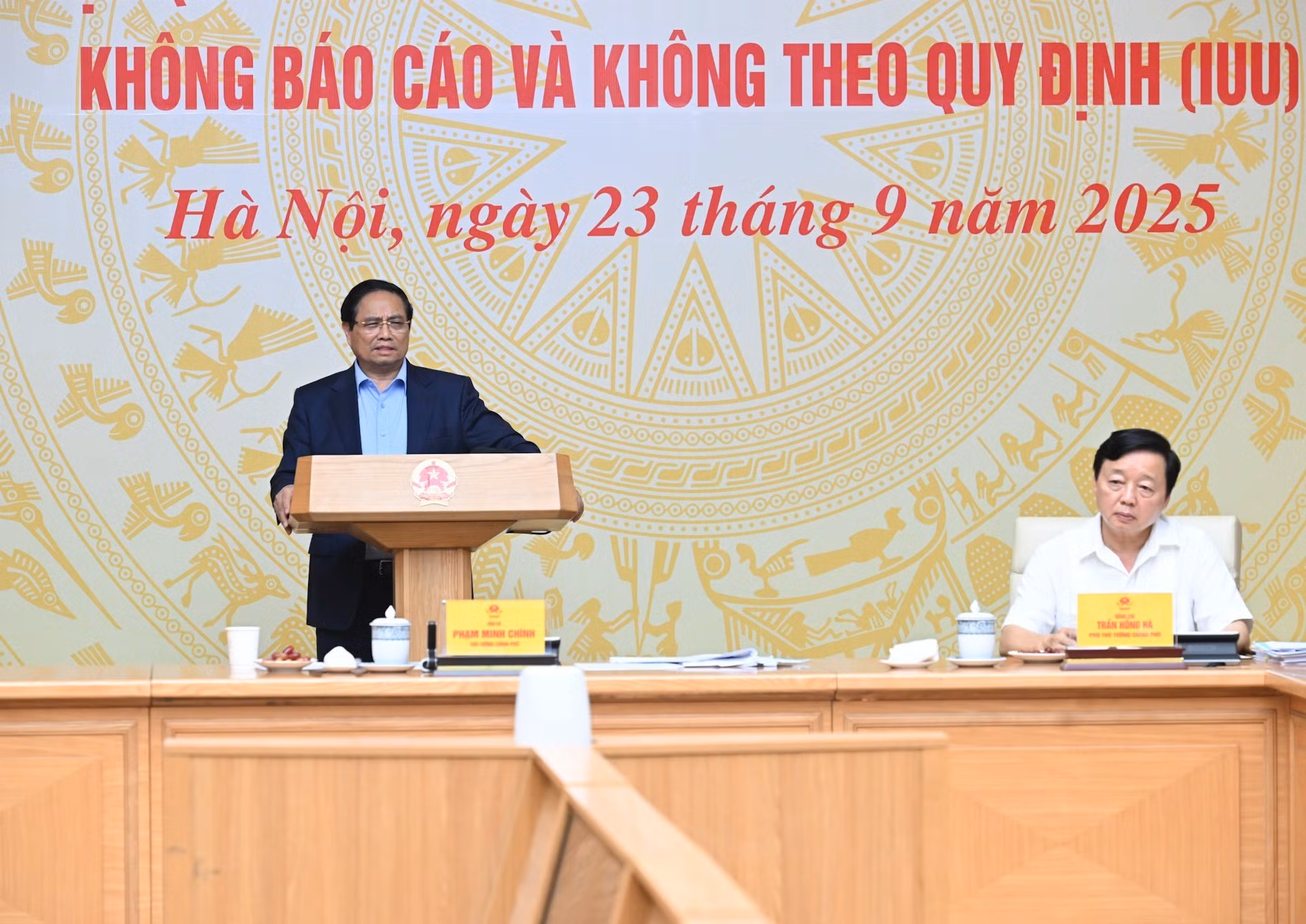 El primer ministro Pham Minh Chinh preside la reunión.