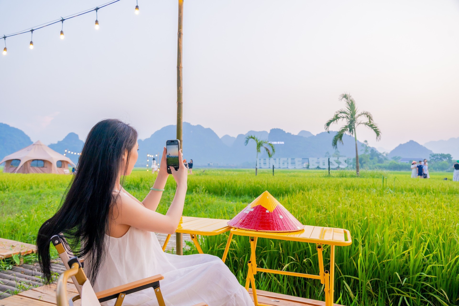 Actividades como relajarse y tomarse fotos en los campos de arroz han ganado gran popularidad entre los jóvenes y se difunden ampliamente en las plataformas digitales. Actividades como relajarse y tomarse fotos en los campos de arroz han ganado gran popularidad entre los jóvenes y se difunden ampliamente en las plataformas digitales.