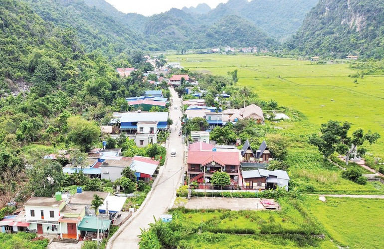 Es posible recorrer la aldea en coche eléctrico o bicicleta.