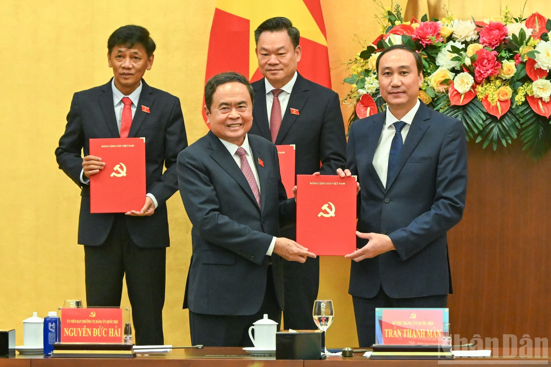 El titular del Parlamento entrega la decisión a Phung Khanh Tai. El titular del Parlamento entrega la decisión a Phung Khanh Tai.