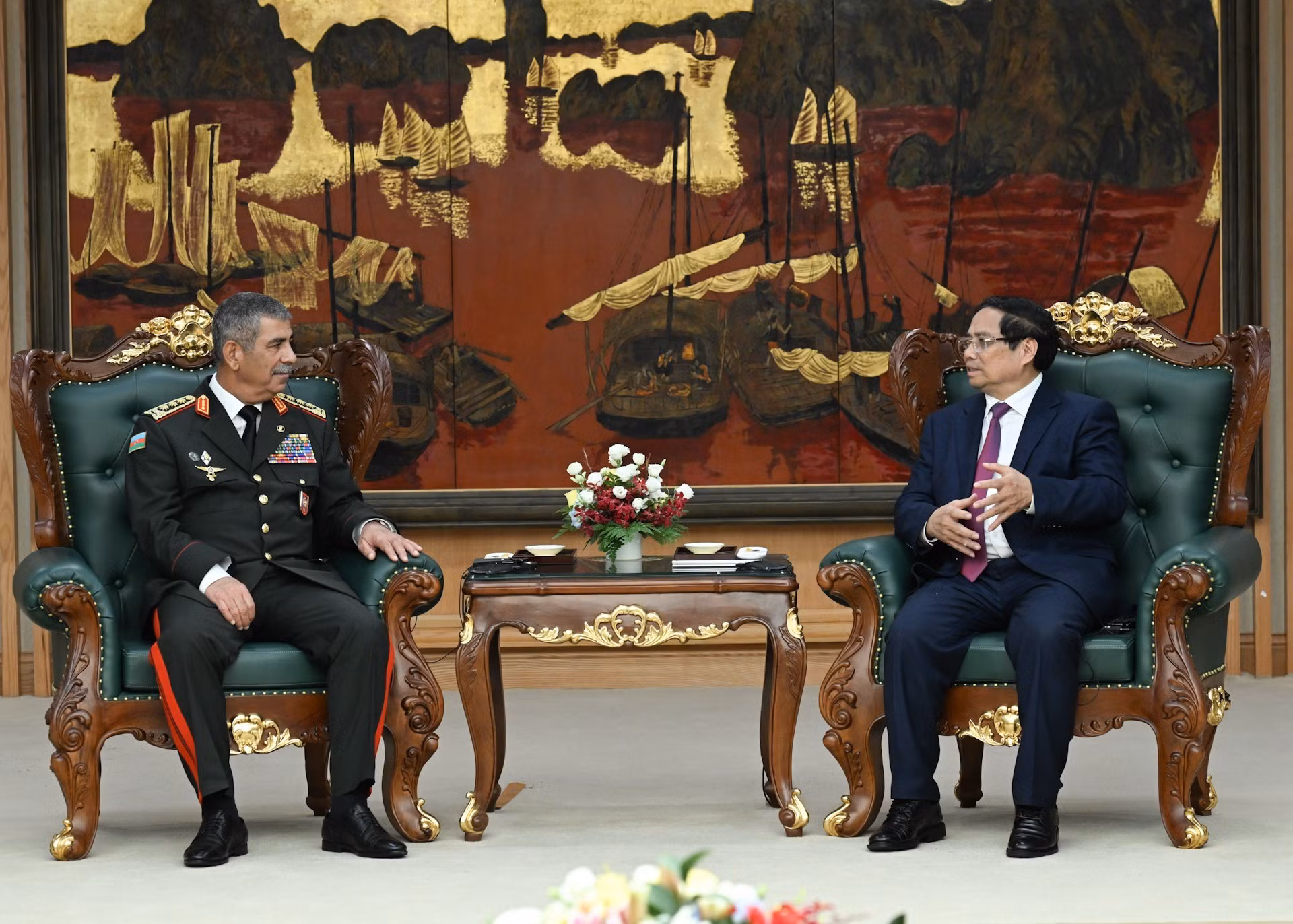 El primer ministro Pham Minh Chinh recibe al coronel general Zakir Hasanov, ministro de Defensa de Azerbaiyán.