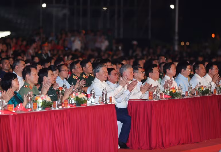 El secretario general del PCV, To Lam, y numerosos dirigentes y exdirigentes del Partido y del Estado en el acto efectuado en la Plaza Ba Dinh, en Hanói.
