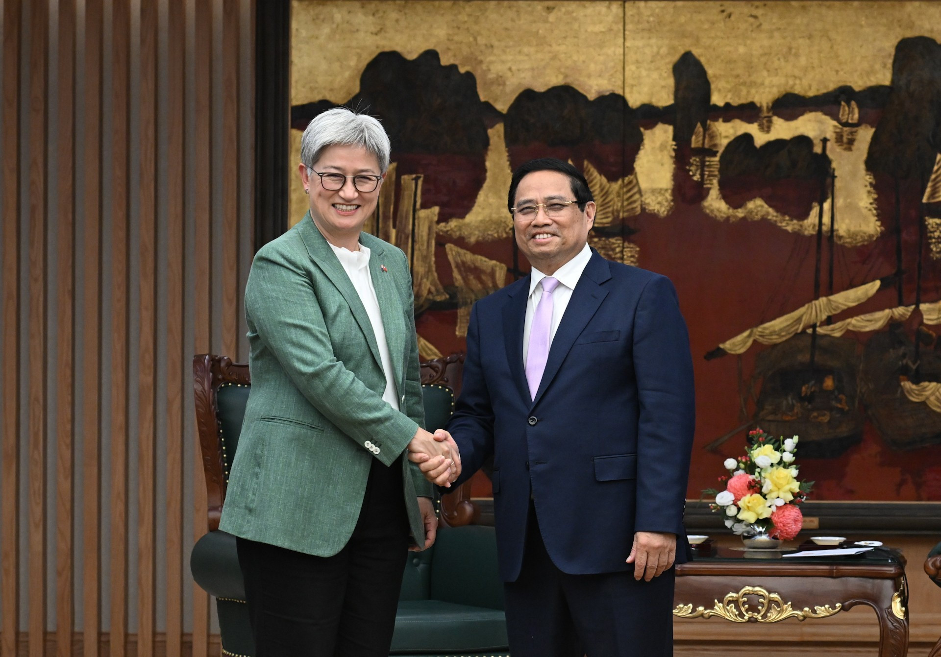 El primer ministro Pham Minh Chinh y la ministra de Asuntos Exteriores de Australia, Penny Wong.