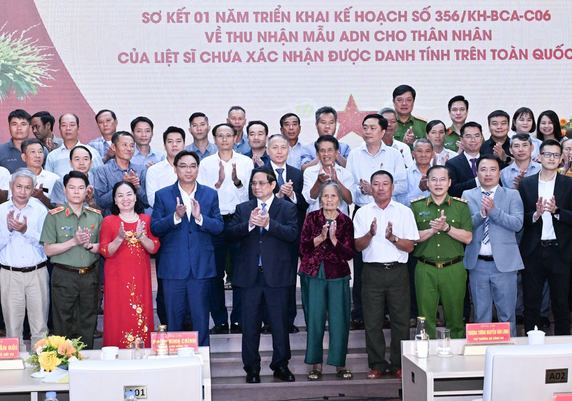 El primer ministro Pham Minh Chinh y los delegados en la conferencia. El primer ministro Pham Minh Chinh y los delegados en la conferencia.