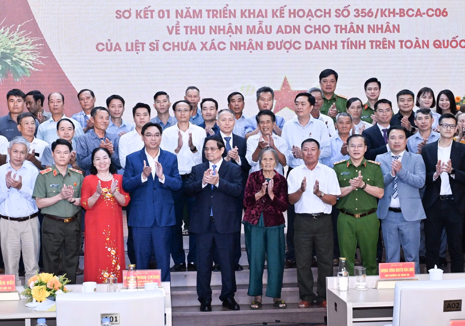 El primer ministro Pham Minh Chinh y los delegados en la conferencia.