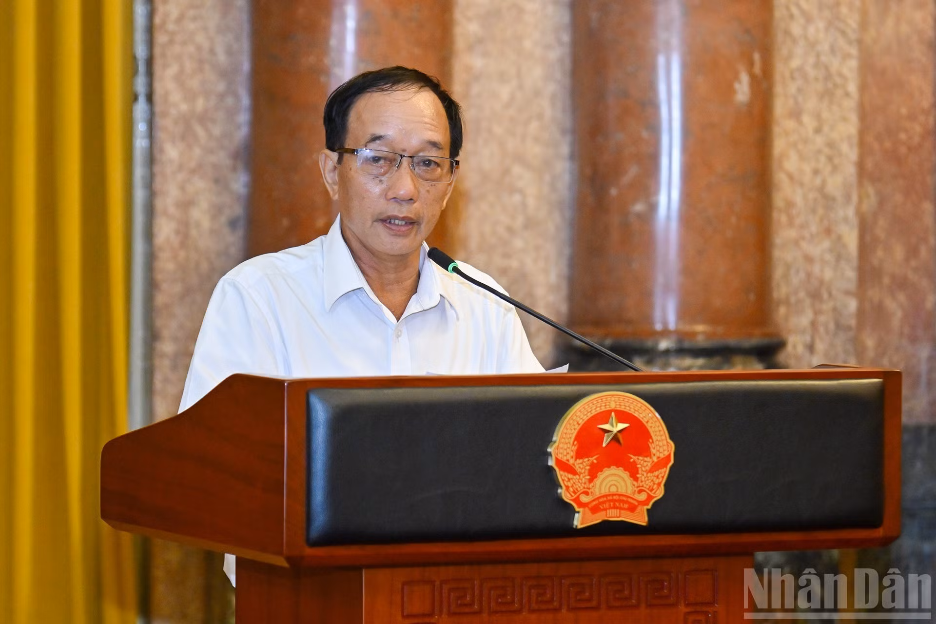 El Artesano del Pueblo Nguyen Van Tiep, presidente de la Asociación de Artesanía de Quang Nam, interviene en el encuentro.