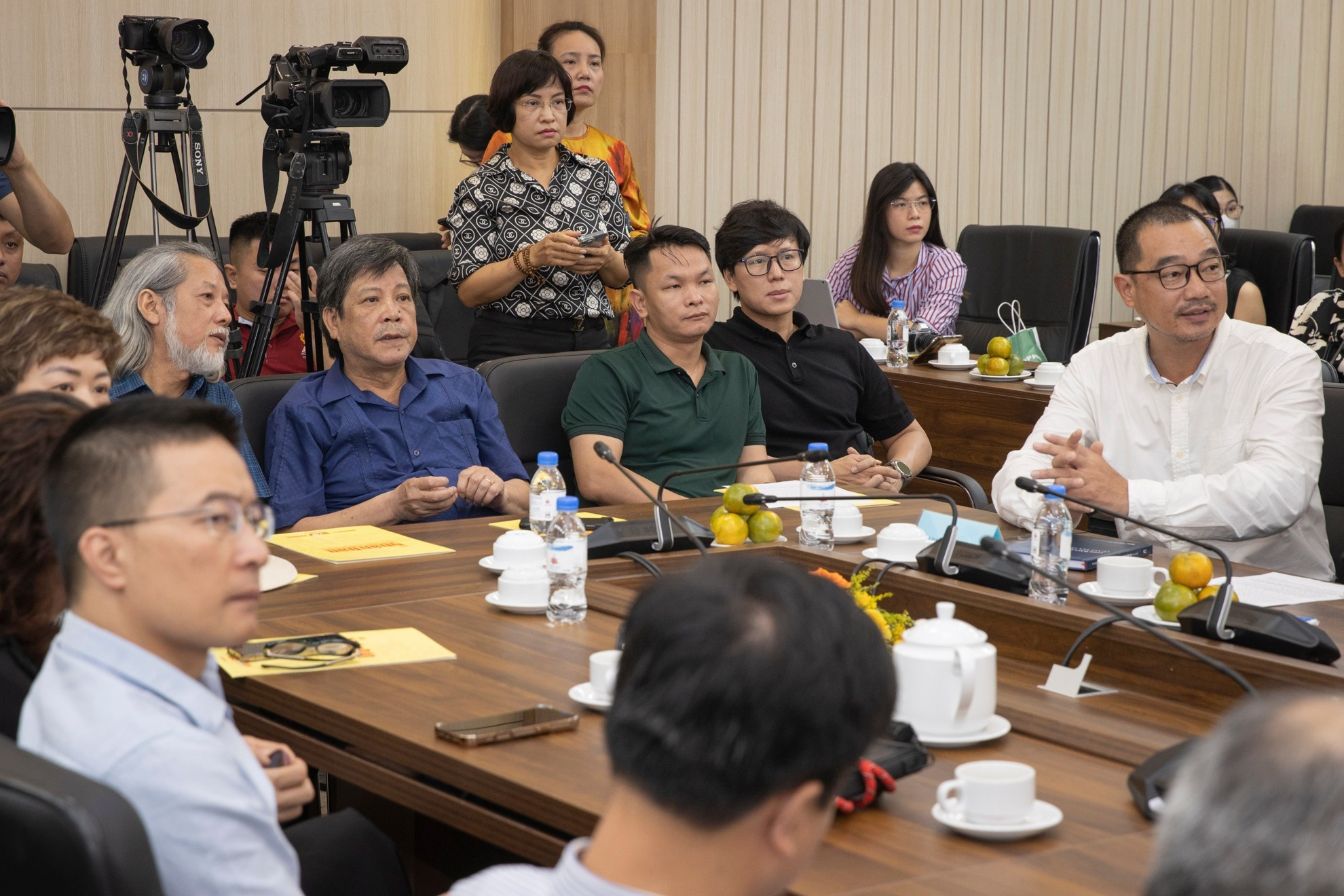 El crítico y teórico de fotografía, periodista Vu Huyen, interviene en el acto.
