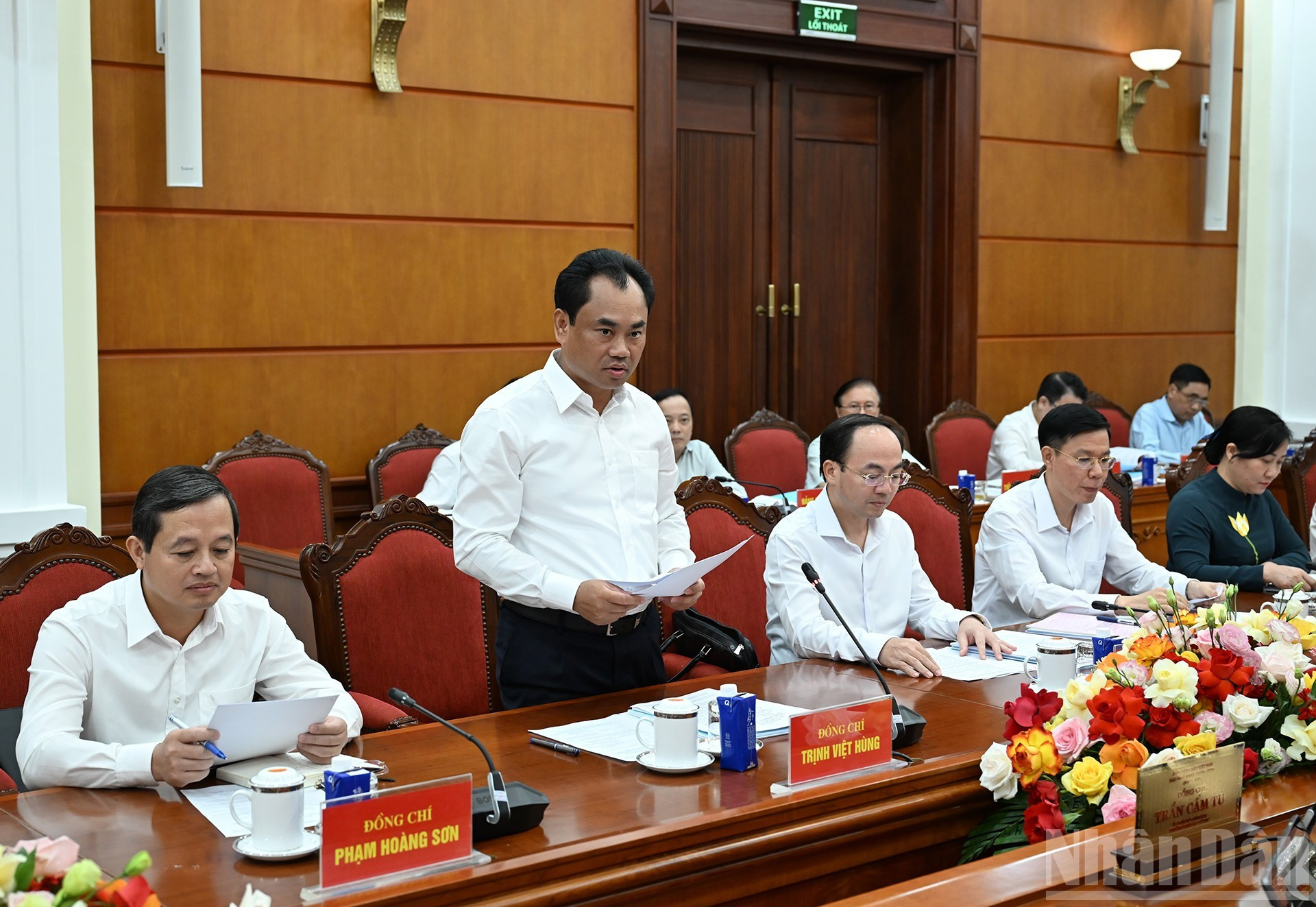 El secretario del Comité del Partido de Thai Nguyen, Trinh Viet Hung, presenta su informe en la reunión. El secretario del Comité del Partido de Thai Nguyen, Trinh Viet Hung, presenta su informe en la reunión.
