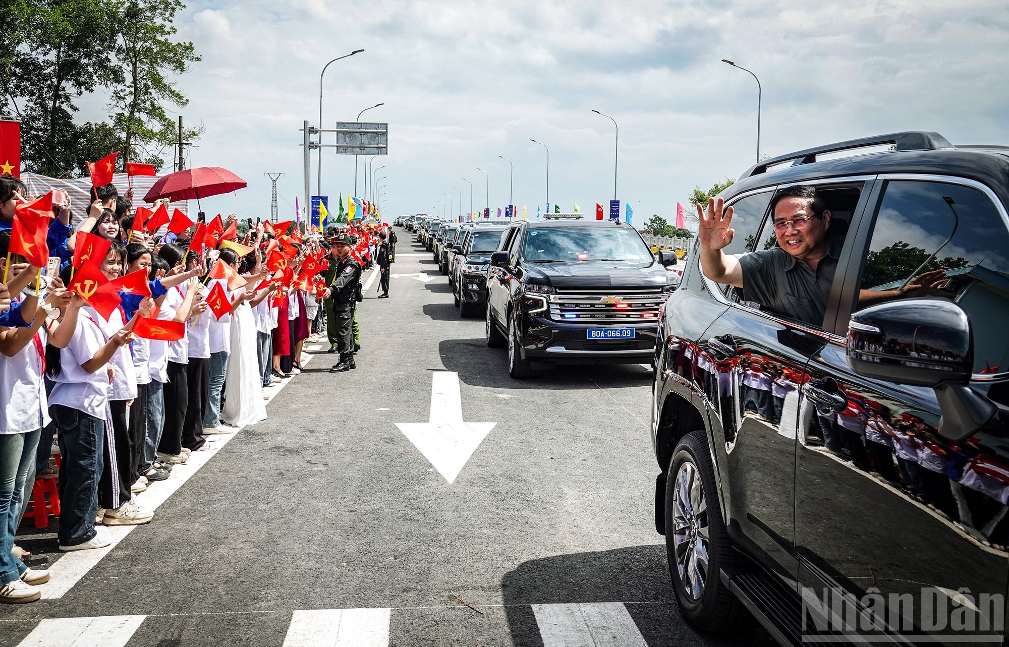 El jefe de Gobierno, acompañado de una delegación, cruza el nuevo viaducto para compartir la alegría con los habitantes de la comuna de Van Xuan. El jefe de Gobierno, acompañado de una delegación, cruza el nuevo viaducto para compartir la alegría con los habitantes de la comuna de Van Xuan.