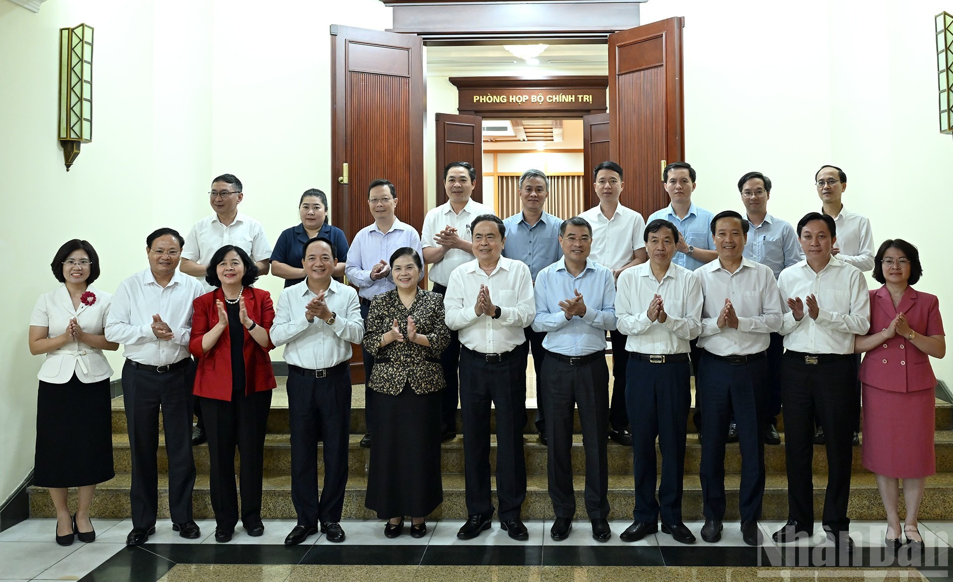 El presidente de la ANV, Tran Thanh Man, junto con los dirigentes del Partido y del Estado y la Junta Permanente del Comité partidista de Lai Chau. El presidente de la ANV, Tran Thanh Man, junto con los dirigentes del Partido y del Estado y la Junta Permanente del Comité partidista de Lai Chau.