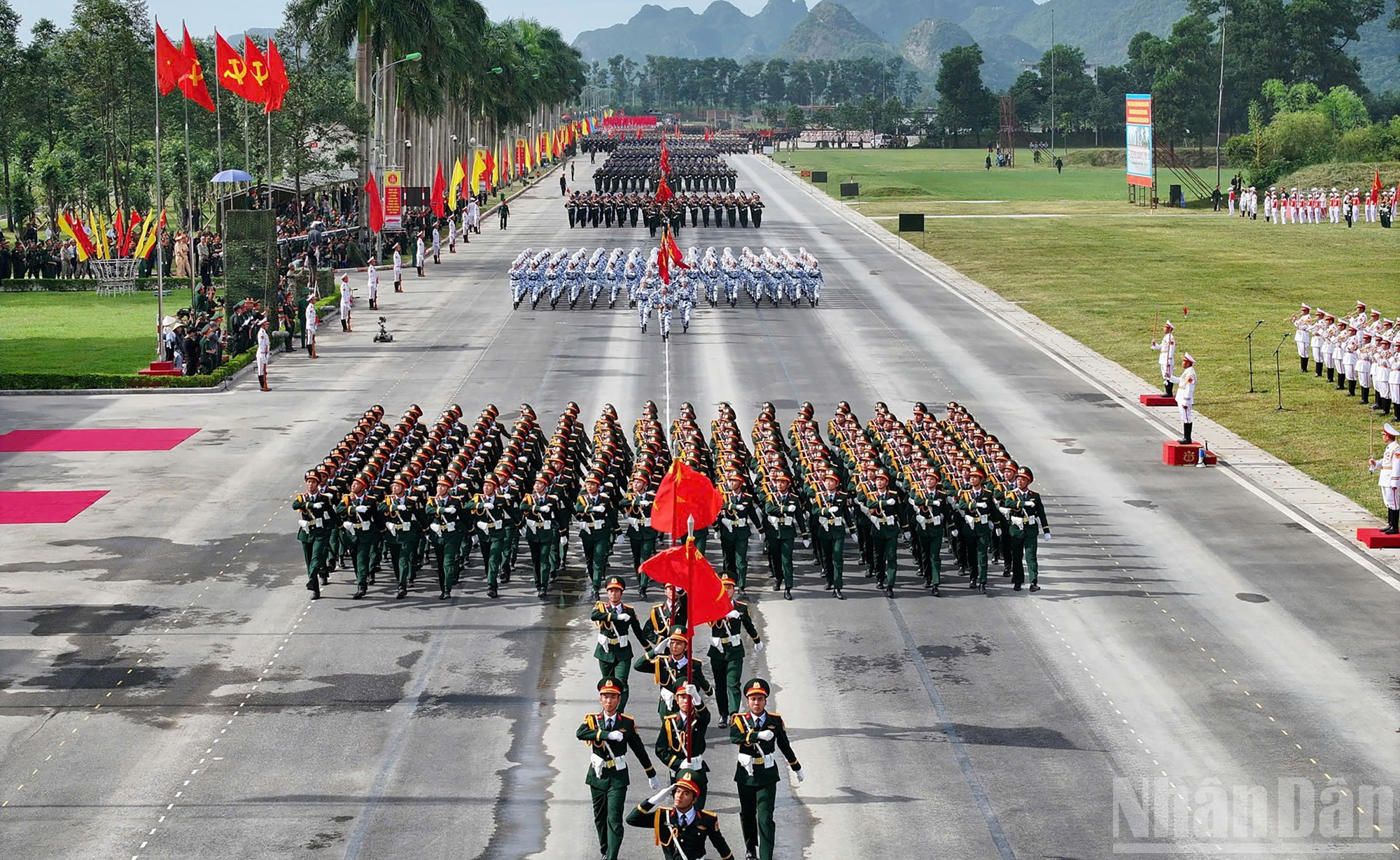 El ensayo consta de dos partes: la ejecución de los actos ceremoniales del Partido y del Estado, y las formaciones de desfile. El ensayo consta de dos partes: la ejecución de los actos ceremoniales del Partido y del Estado, y las formaciones de desfile.