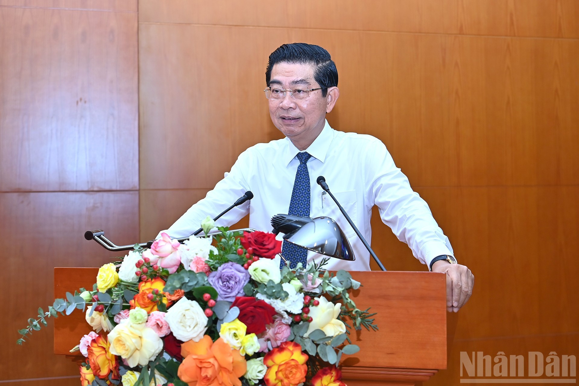 El subjefe permanente de la Comisión de Asuntos Internos del CC del PCV, Vo Van Dung, presenta las conclusiones del secretario general del PCV sobre los asuntos internos, la lucha contra la corrupción y la reforma judicial.