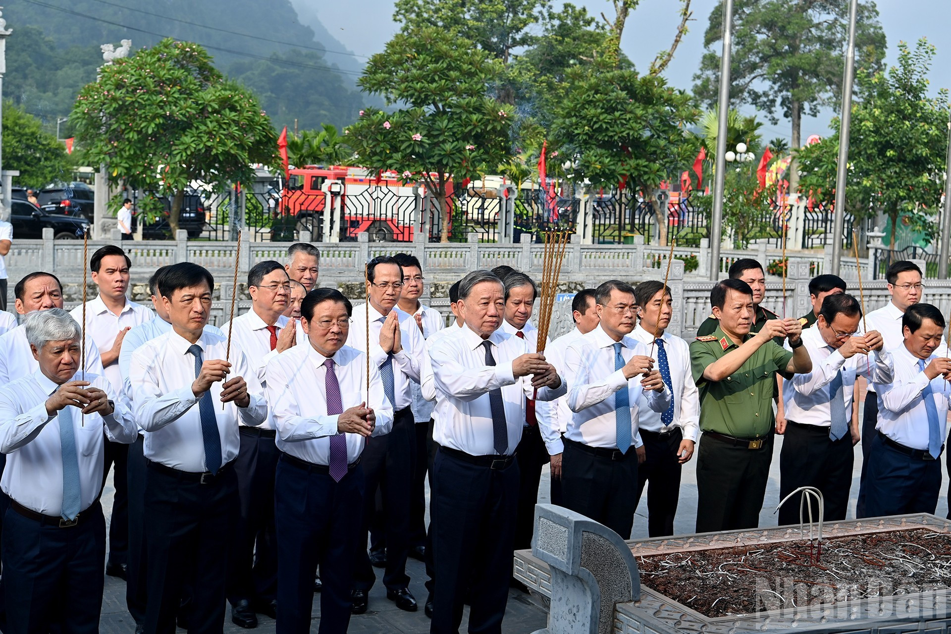 El secretario general del PCV, To Lam, y la delegación del Comité Central del PCV ofrecen inciensos en memoria del Presidente Ho Chi Minh y de los predecesores revolucionarios. El secretario general del PCV, To Lam, y la delegación del Comité Central del PCV ofrecen inciensos en memoria del Presidente Ho Chi Minh y de los predecesores revolucionarios.