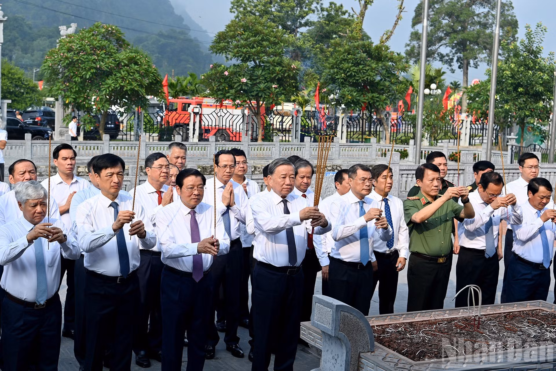 El secretario general del PCV, To Lam, y la delegación del Comité Central del PCV ofrecen inciensos en memoria del Presidente Ho Chi Minh y de los predecesores revolucionarios.