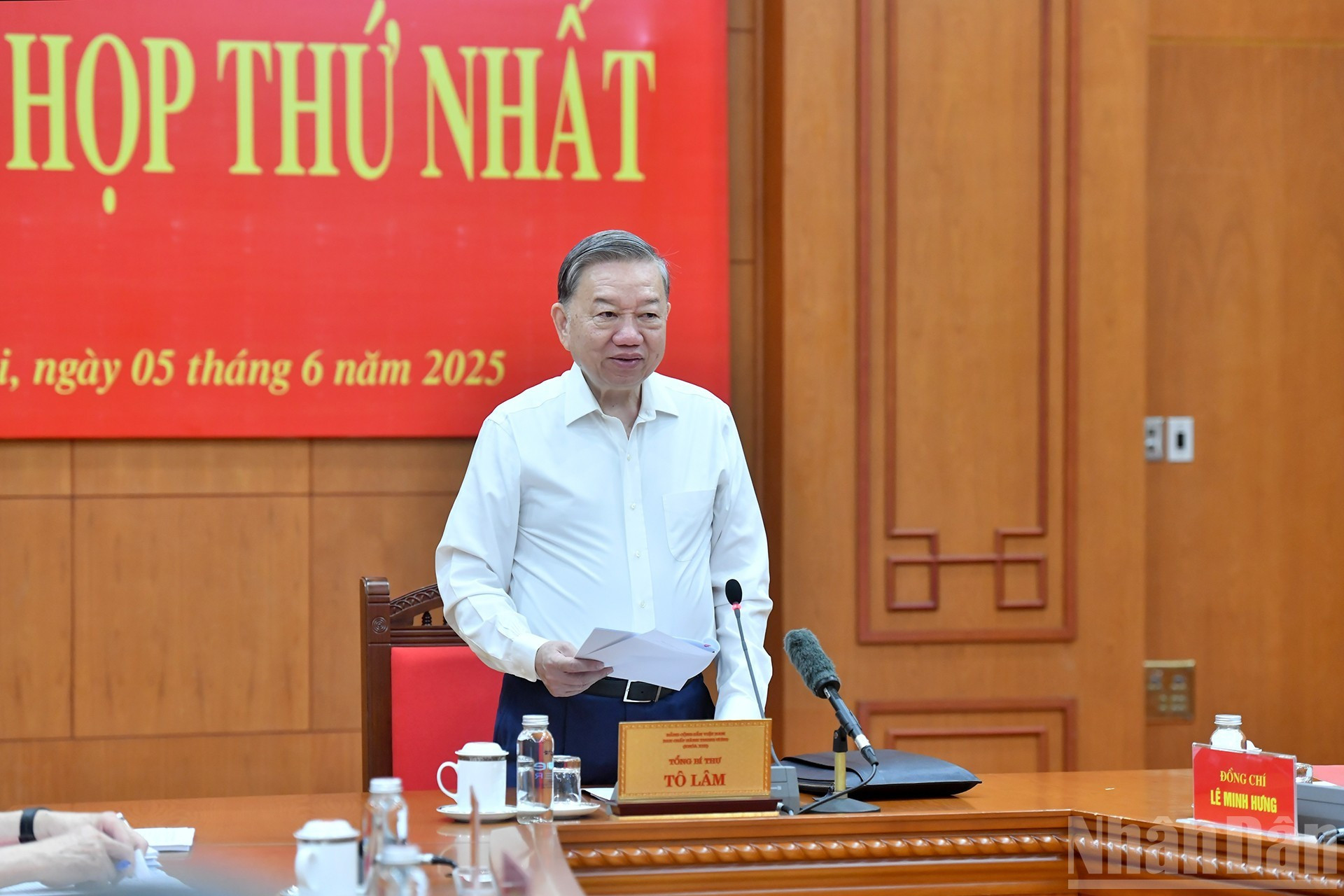 El secretario general del PCV, To Lam, pronuncia un discurso de orientación en la reunión.