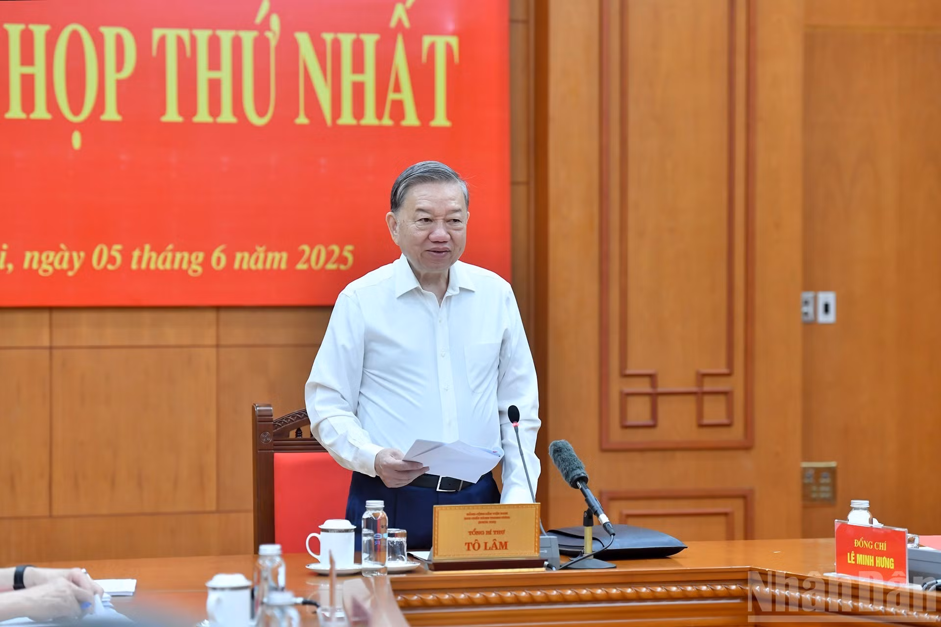 El secretario general del PCV, To Lam, pronuncia un discurso de orientación en la reunión.
