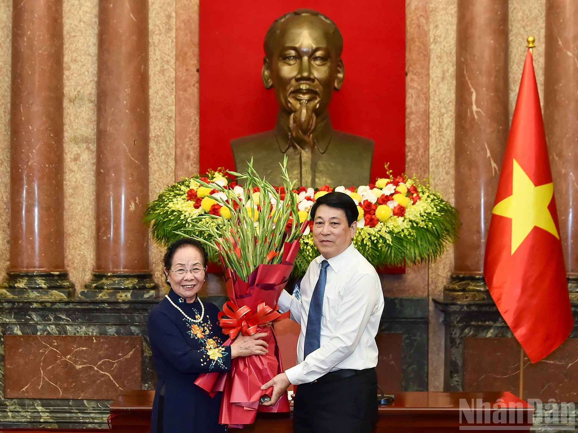 Nguyen Thi Doan entrega flores al presidente Luong Cuong.