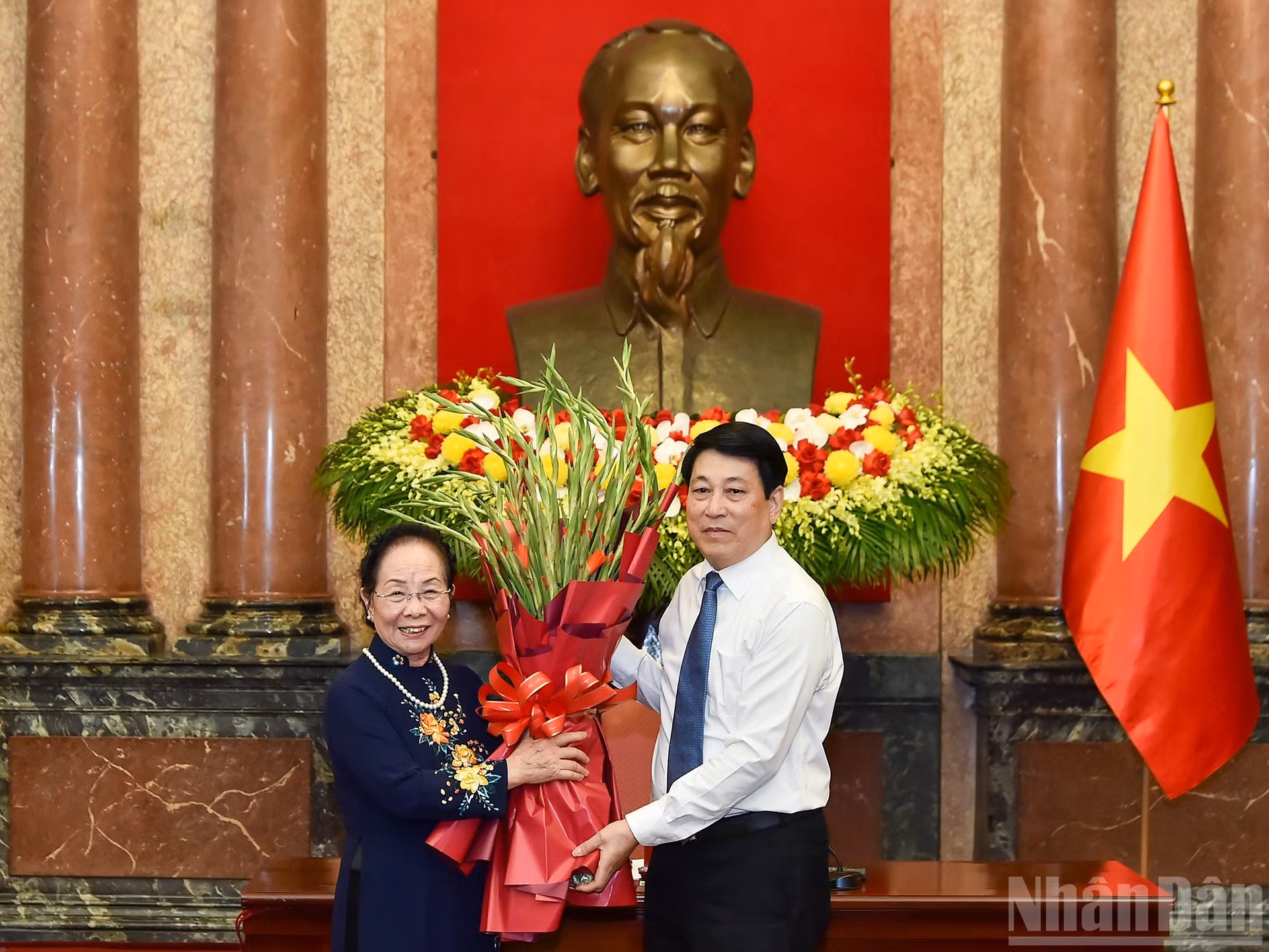 Nguyen Thi Doan entrega flores al presidente Luong Cuong.
