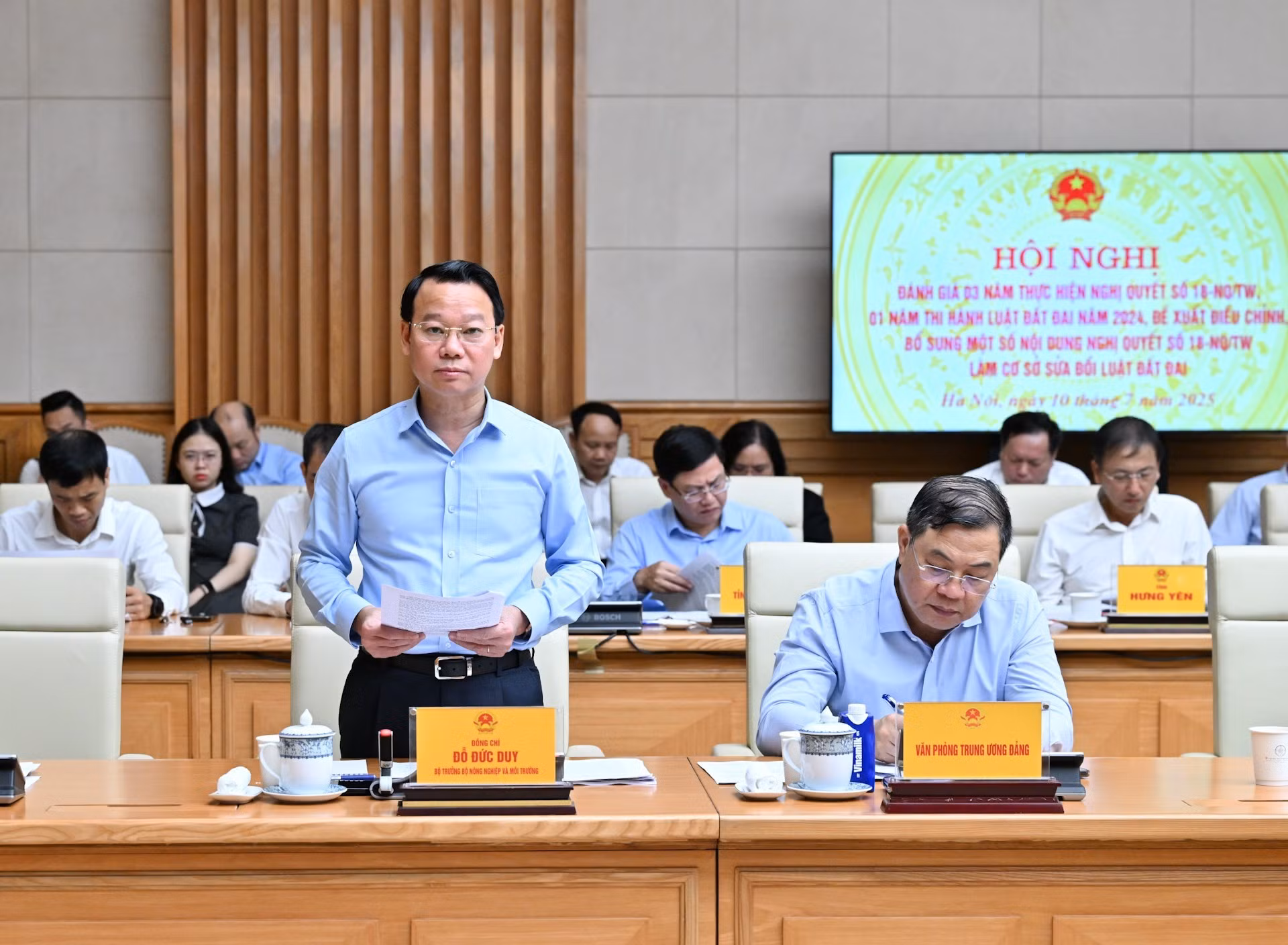 El ministro de Agricultura y Medio Ambiente, Do Duc Duy, tiene la palabra en la conferencia.