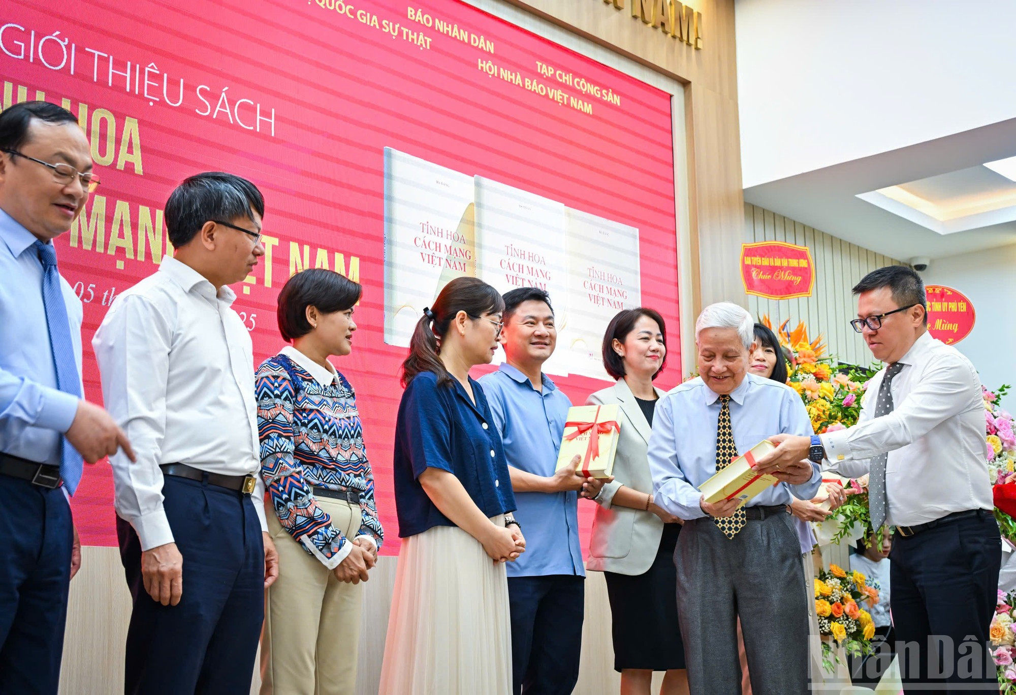 El periodista Ha Dang, junto con Le Quoc Minh, entrega ejemplares del libro a representantes de la Biblioteca Nacional de Vietnam, la Biblioteca de Hanói, la Academia de Periodismo y Propaganda y el Museo de la Prensa de Vietnam. El periodista Ha Dang, junto con Le Quoc Minh, entrega ejemplares del libro a representantes de la Biblioteca Nacional de Vietnam, la Biblioteca de Hanói, la Academia de Periodismo y Propaganda y el Museo de la Prensa de Vietnam.