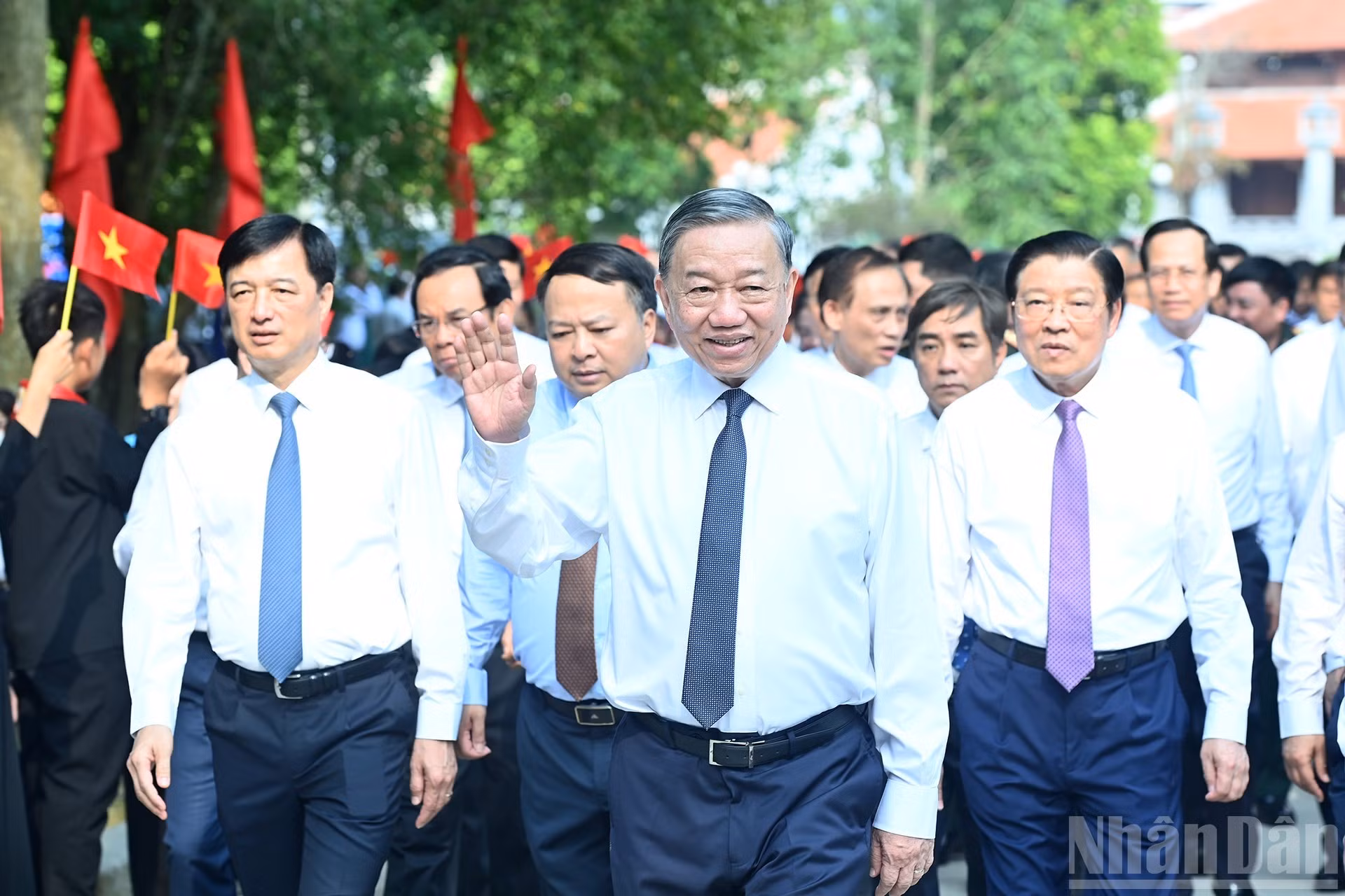 El secretario general del PCV, To Lam, y la delegación del Comité Central del PCV asisten al acto por el Día de la Defensa de la Seguridad Nacional por todo el Pueblo y a la inauguración de la estatua “Tío Ho en Tan Trao”.