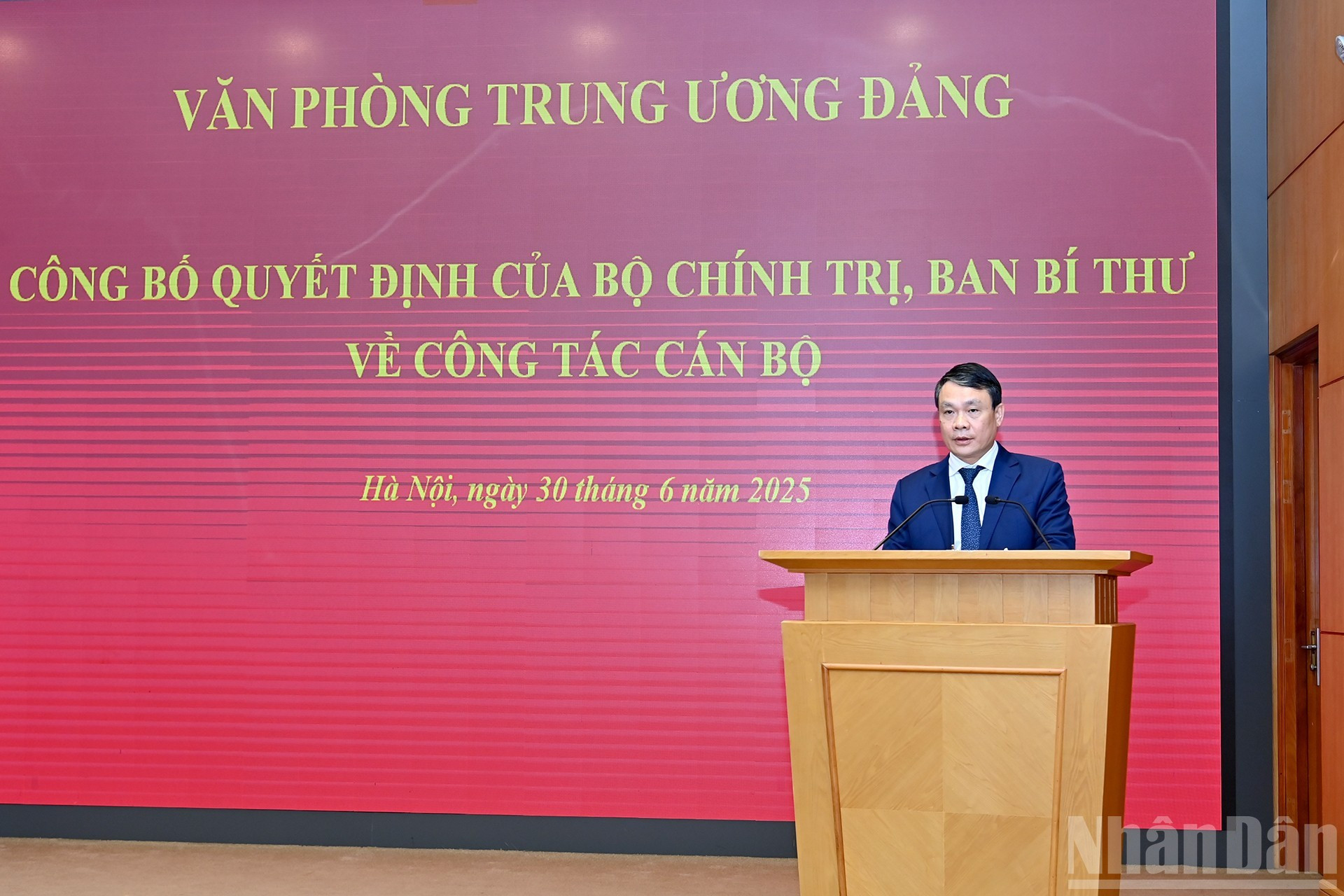 El nuevo vicetitular de la Oficina del Comité Central del PCV, Dang Khanh Toan, pronuncia su discurso de toma de posesión.