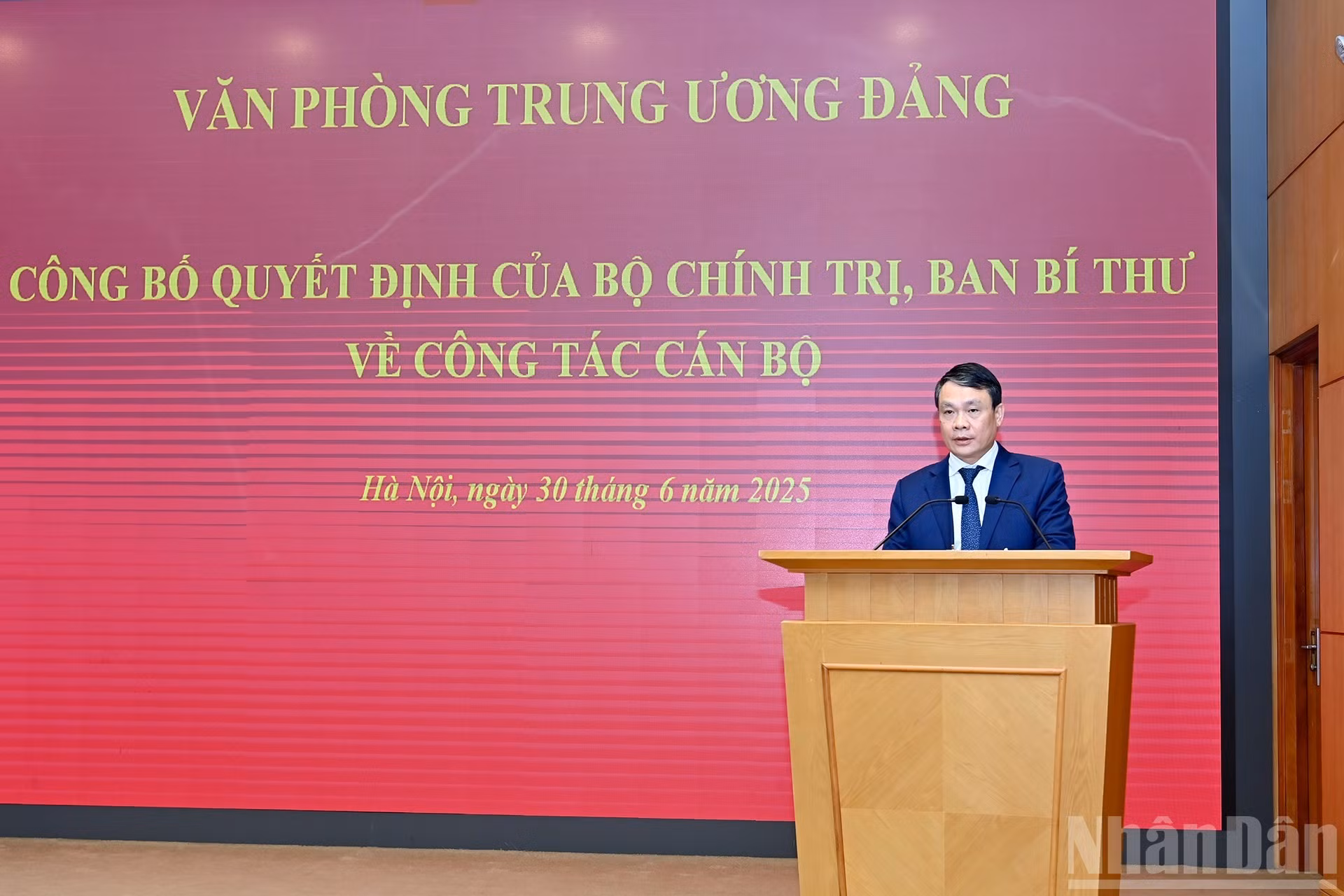 El nuevo vicetitular de la Oficina del Comité Central del PCV, Dang Khanh Toan, pronuncia su discurso de toma de posesión.