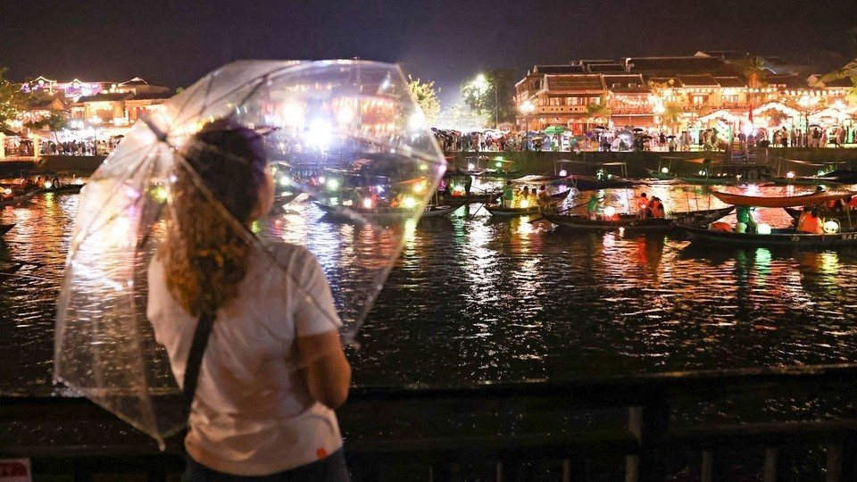 Cuando las calles se encienden, la luz de los faroles no solo despeja la oscuridad, sino que también despierta la nostalgia en el corazón del casco antiguo. (Foto: VNA)