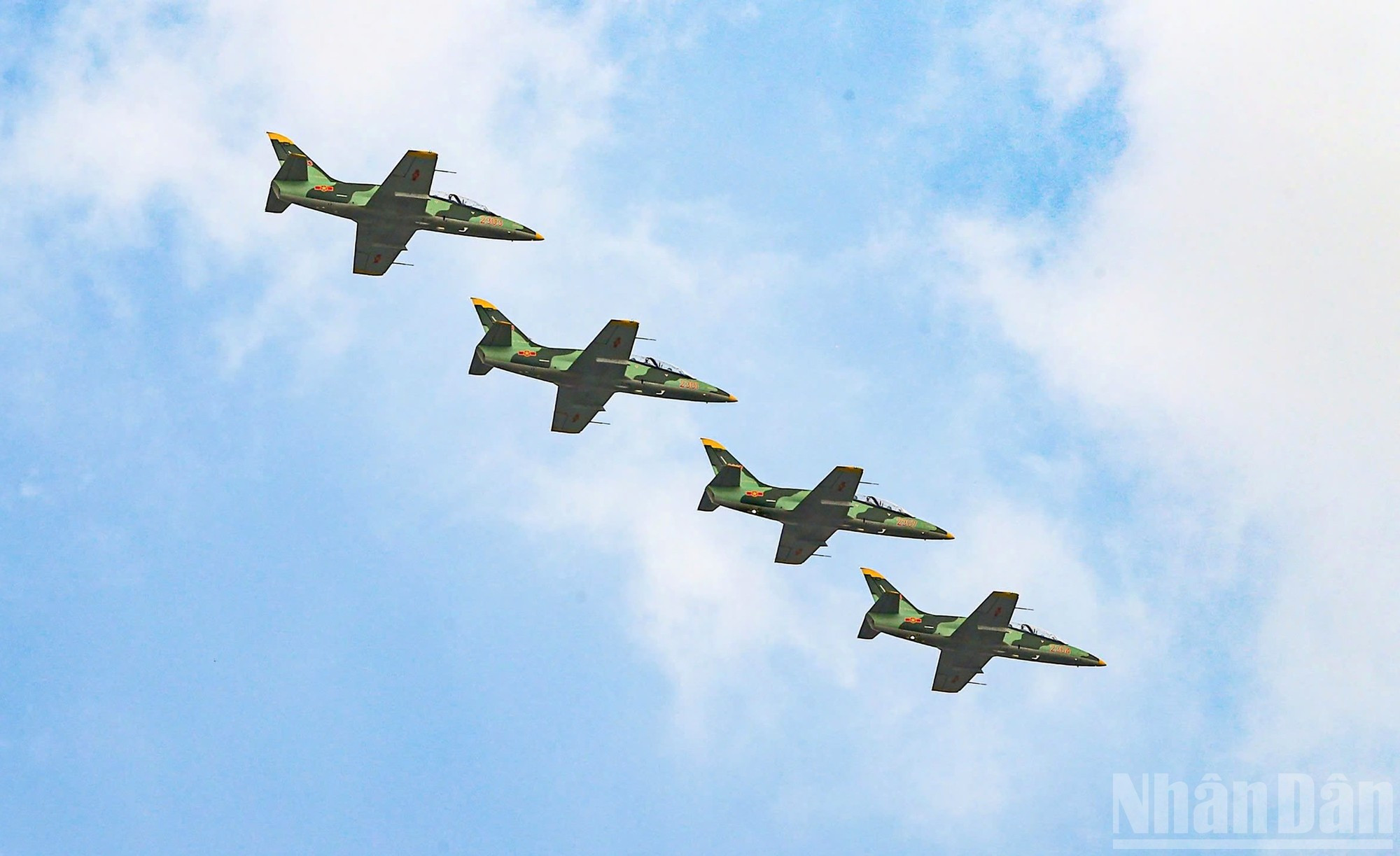 La escuadrilla de cuatro aviones de entrenamiento L-39NG sobrevuela la Plaza Ba Dinh. La escuadrilla de cuatro aviones de entrenamiento L-39NG sobrevuela la Plaza Ba Dinh.