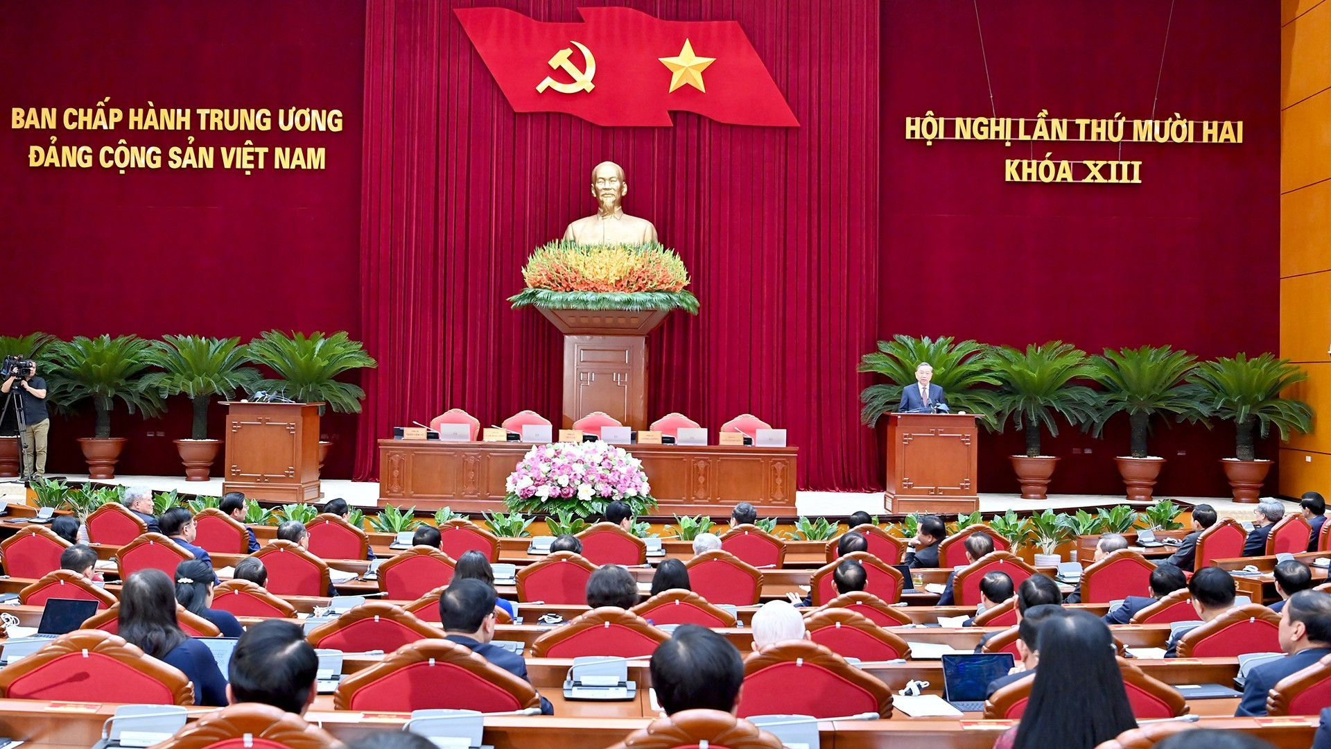 [Foto] Clausuran XII pleno del Comité Central del Partido Comunista de Vietnam del XIII mandato