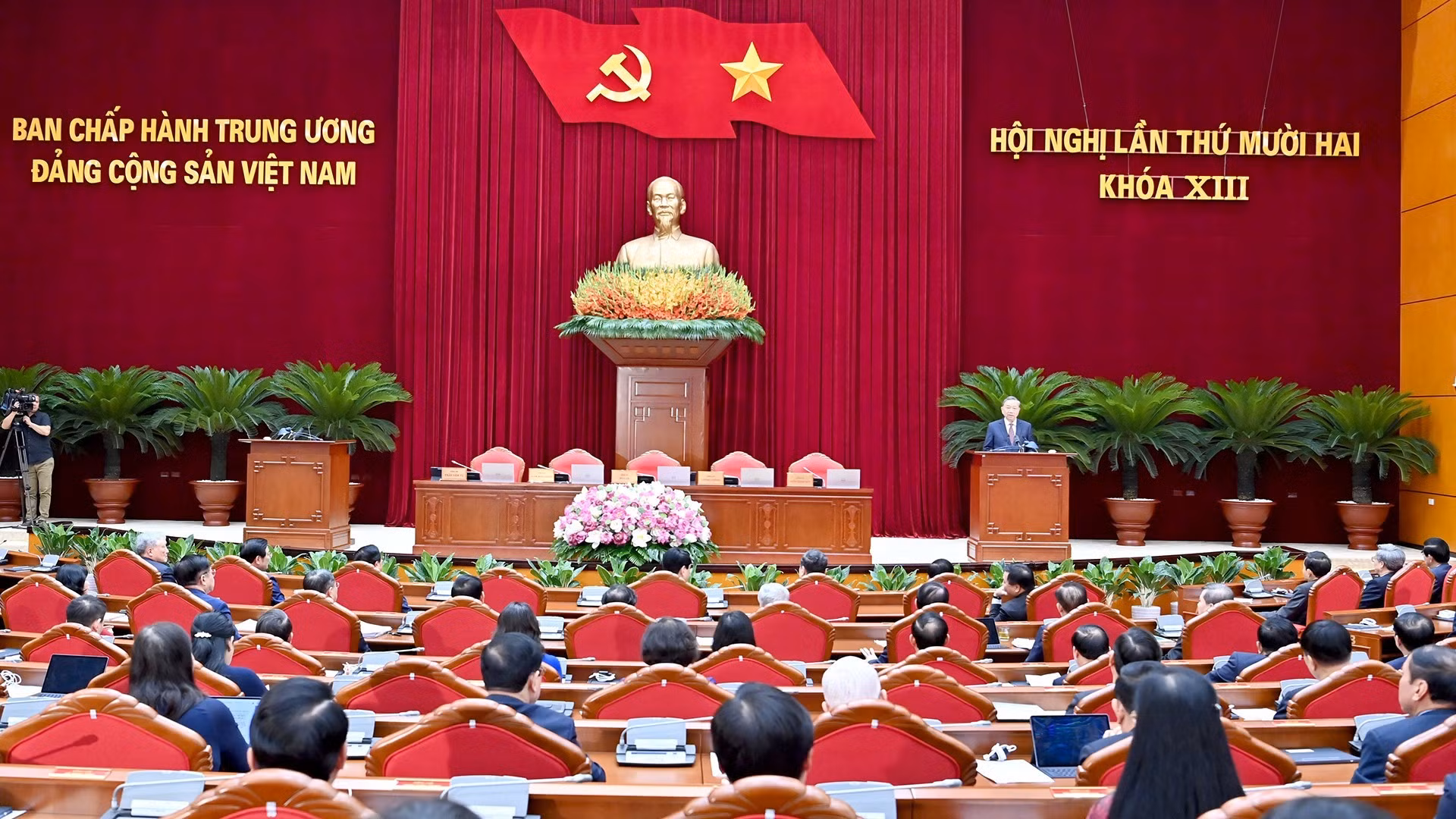 [Foto] Clausuran XII pleno del Comité Central del Partido Comunista de Vietnam del XIII mandato