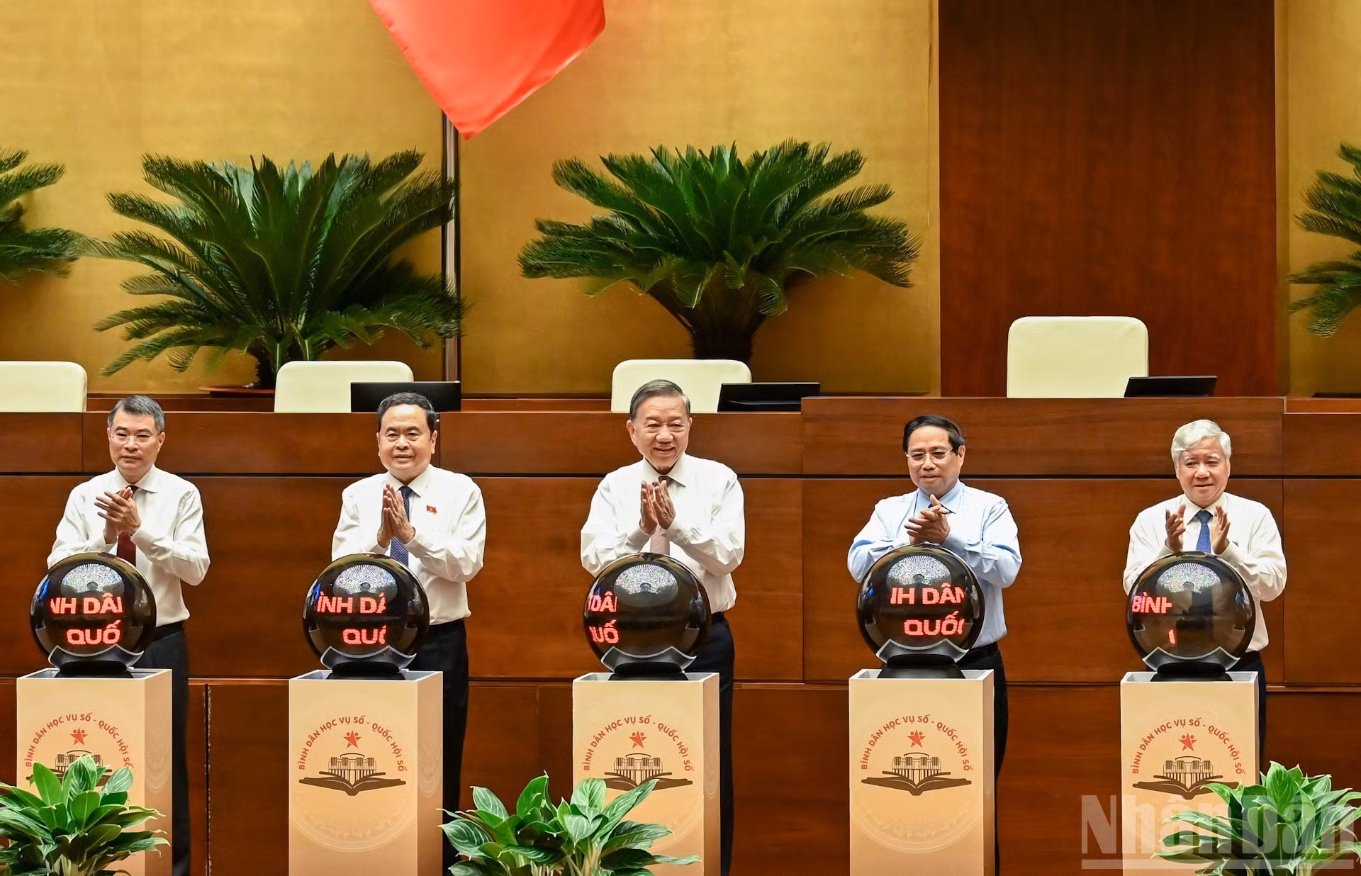 El secretario general del PCV To Lam; el primer ministro Pham Minh Chinh; el presidente de la ANV, Tran Thanh Man, y otros dirigentes realizan la ceremonia de lanzamiento de la plataforma “Alfabetización digital - Asamblea Nacional digital”.