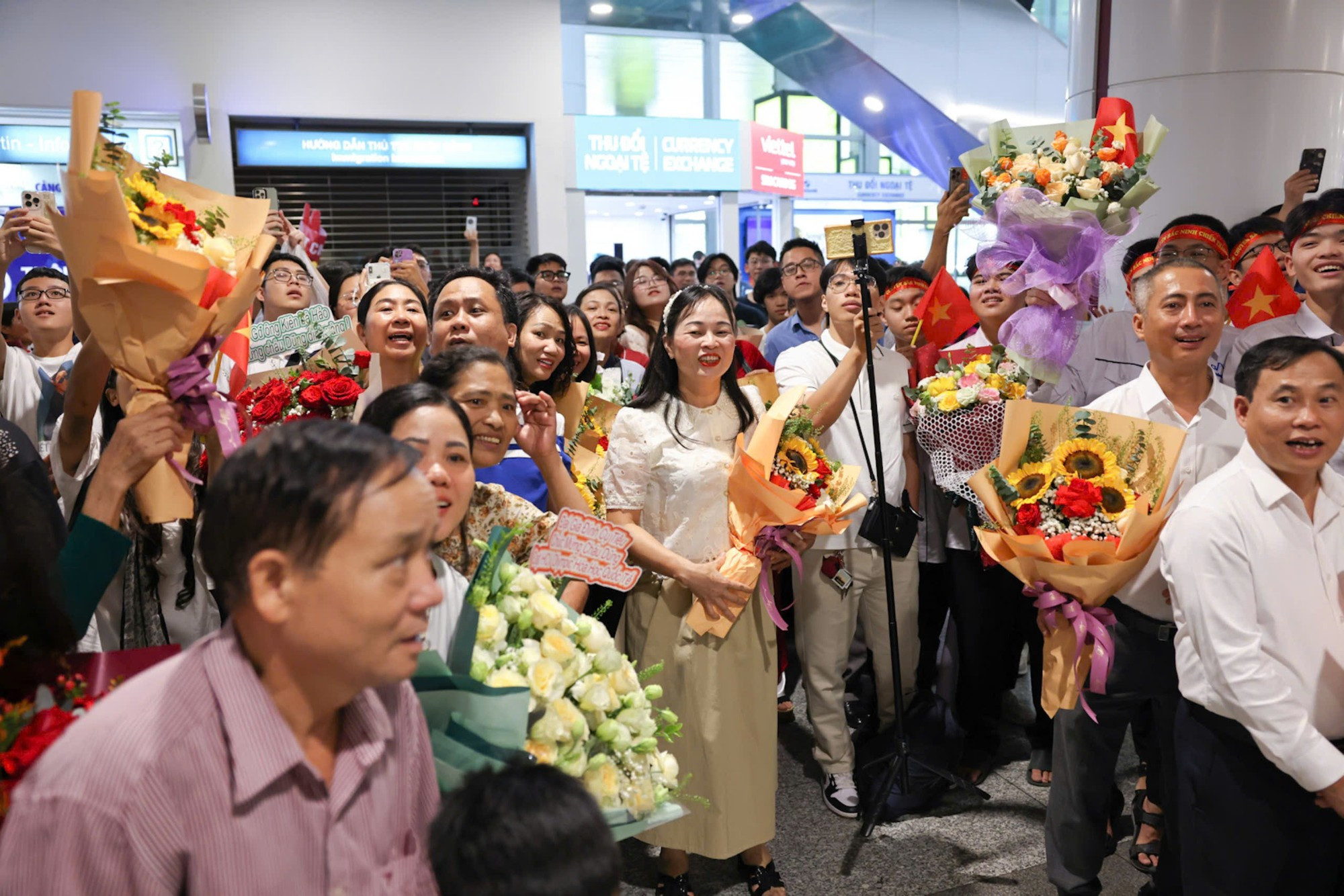 Sus familiares, profesores y amigos aguardaban desde temprano en el aeropuerto para darles la bienvenida con entusiasmo.