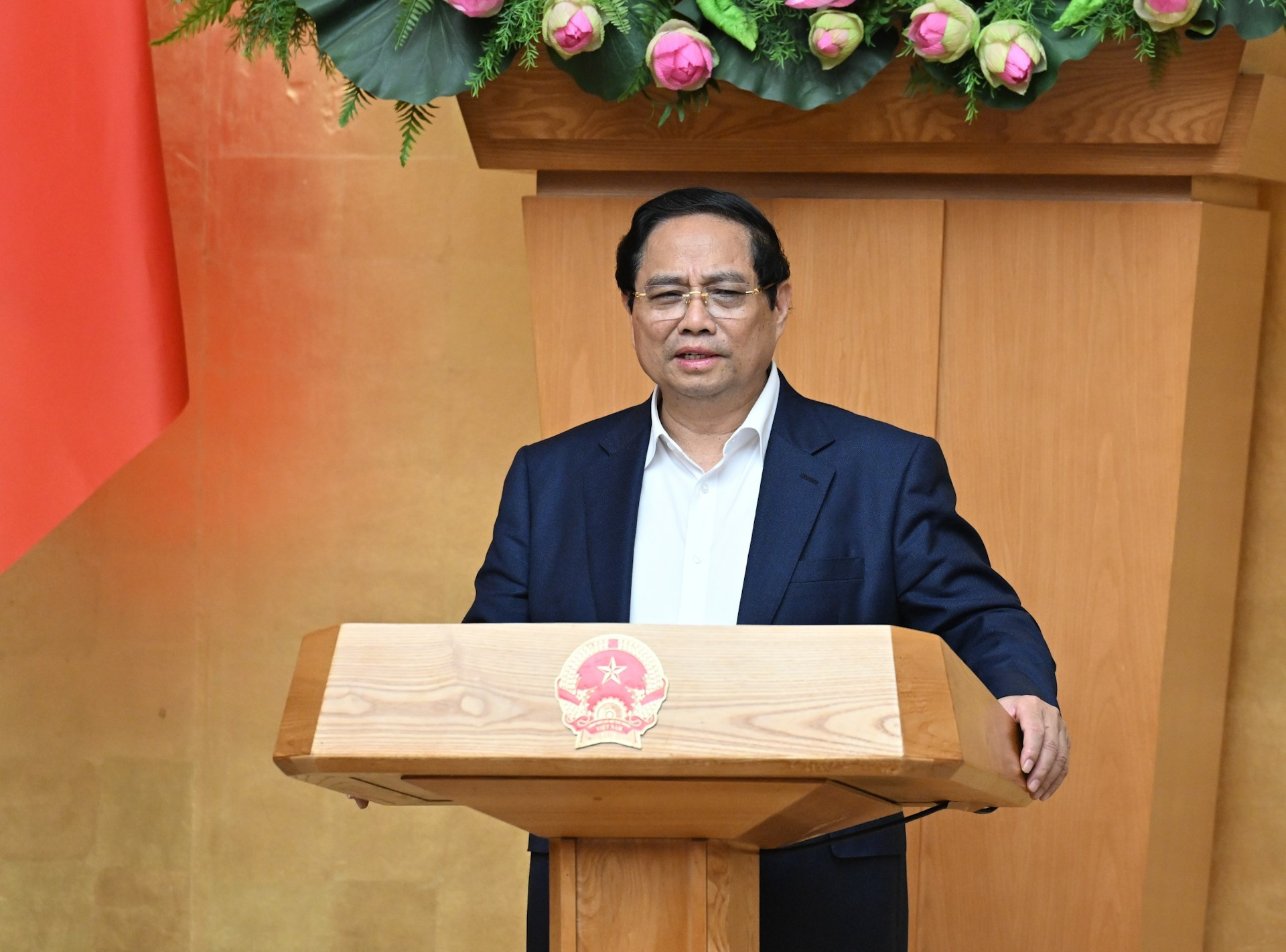 El primer ministro Pham Minh Chinh interviene en la reunión.