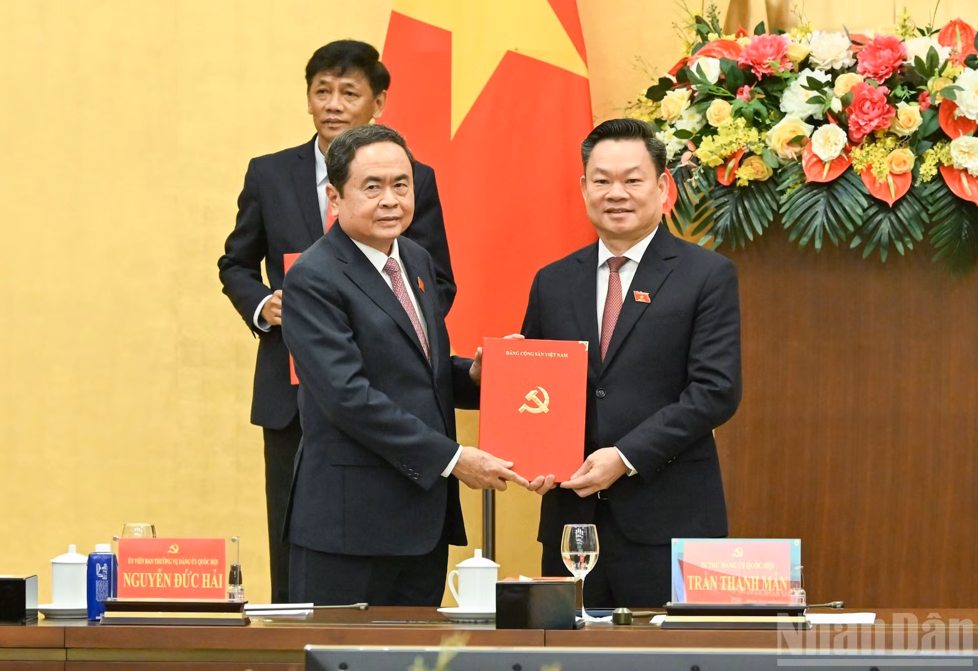 El dirigente legislativo entrega la decisión a Hoang Duy Chinh.