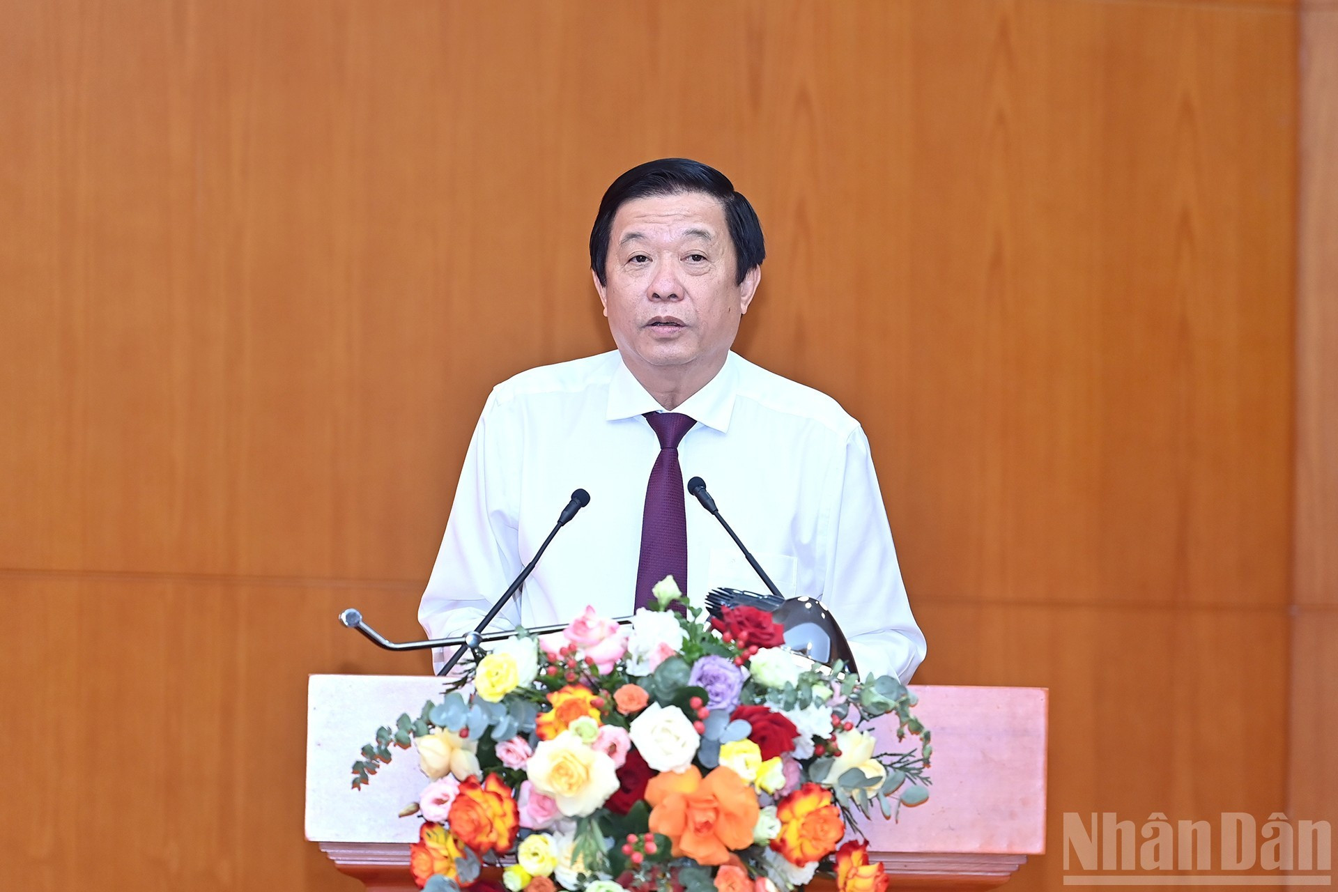 El subjefe de la Comisión de Asuntos Internos del CC del PCV, Bui Van Nghiem, presenta un informe en la conferencia.