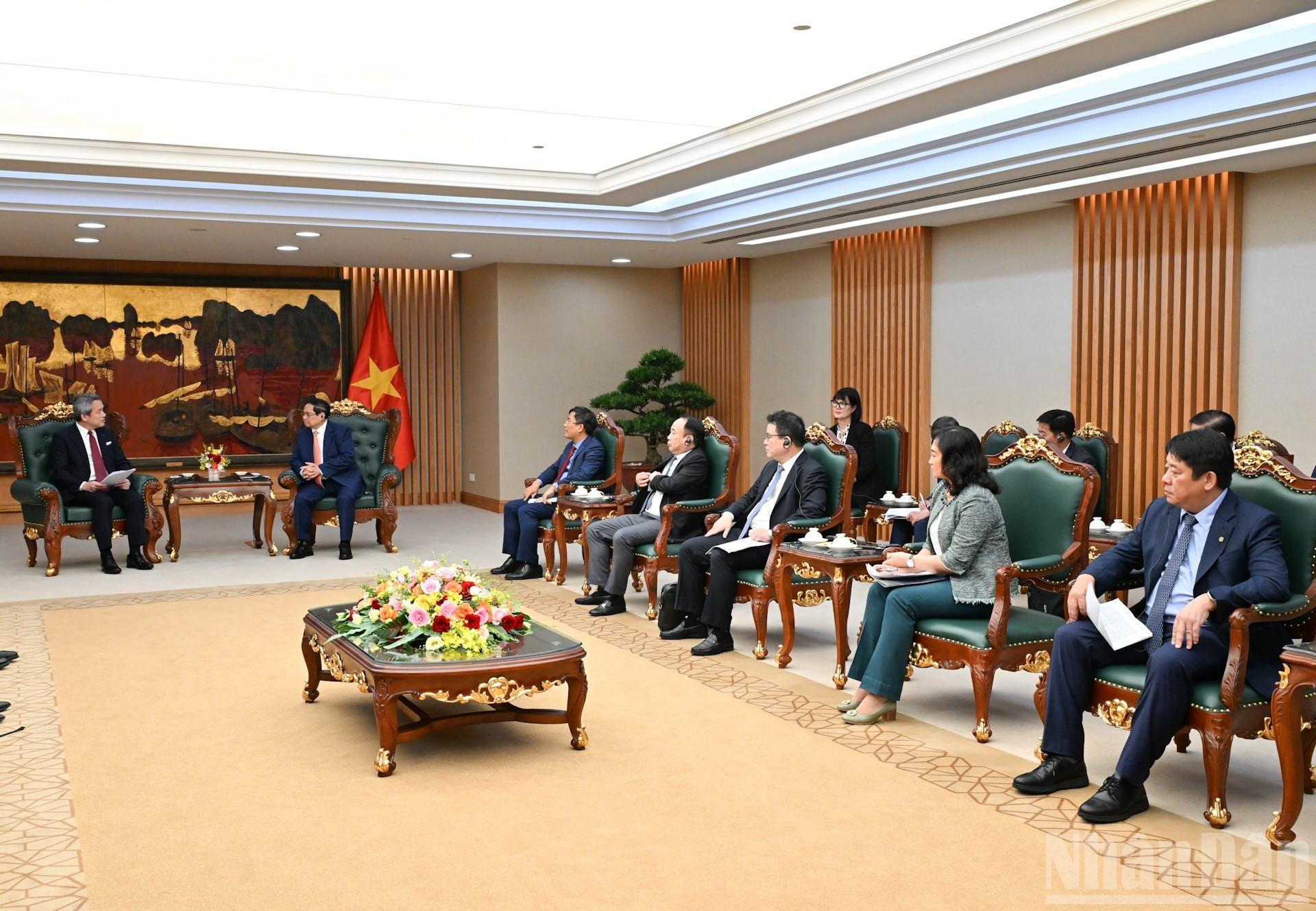 El primer ministro Pham Minh Chinh y representantes de ministerios y sectores del Gobierno vietnamita en la reunión.