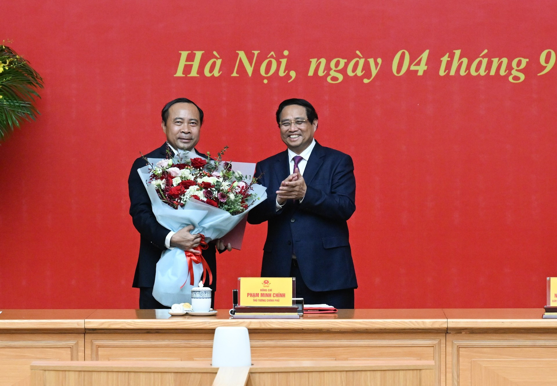 El primer ministro Pham Minh Chinh entrega la decisión de nombrar a Vu Hai Quan, miembro del Comité Central del PCV, presidente del Consejo y director de la Universidad Nacional de Ciudad Ho Chi Minh, como viceministro permanente de Ciencia y Tecnología. El primer ministro Pham Minh Chinh entrega la decisión de nombrar a Vu Hai Quan, miembro del Comité Central del PCV, presidente del Consejo y director de la Universidad Nacional de Ciudad Ho Chi Minh, como viceministro permanente de Ciencia y Tecnología.
