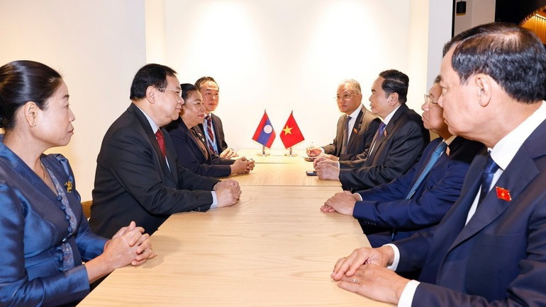 El dirigente legislativo vietnamita, Tran Thanh Man, conversa con la vicepresidenta del Legislativo laosiano, Sounthone Xayachak. (Foto: Doan Tan/VNA) El dirigente legislativo vietnamita, Tran Thanh Man, conversa con la vicepresidenta del Legislativo laosiano, Sounthone Xayachak. (Foto: Doan Tan/VNA)