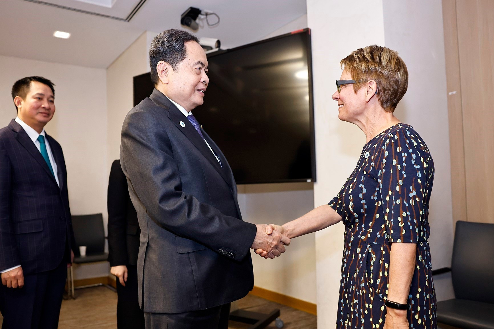 El presidente de la ANV, Tran Thanh Man, se reúne con la presidenta del Senado de Canadá, Raymonde Gagné. (Foto: Doan Tan/VNA) El presidente de la ANV, Tran Thanh Man, se reúne con la presidenta del Senado de Canadá, Raymonde Gagné. (Foto: Doan Tan/VNA)