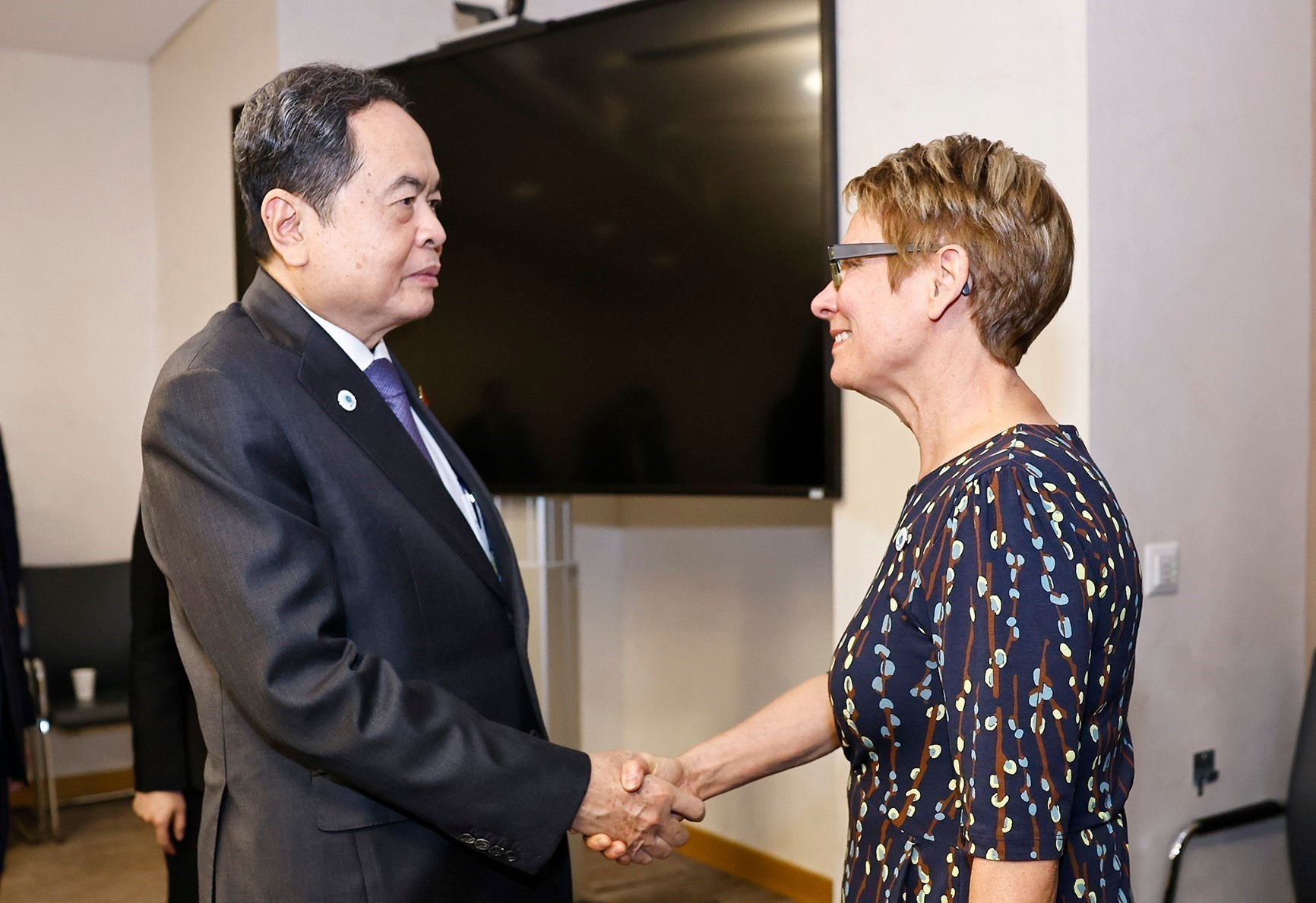  [Foto] Máximo dirigente legislativo vietnamita se reúne con presidenta del Senado de Canadá 